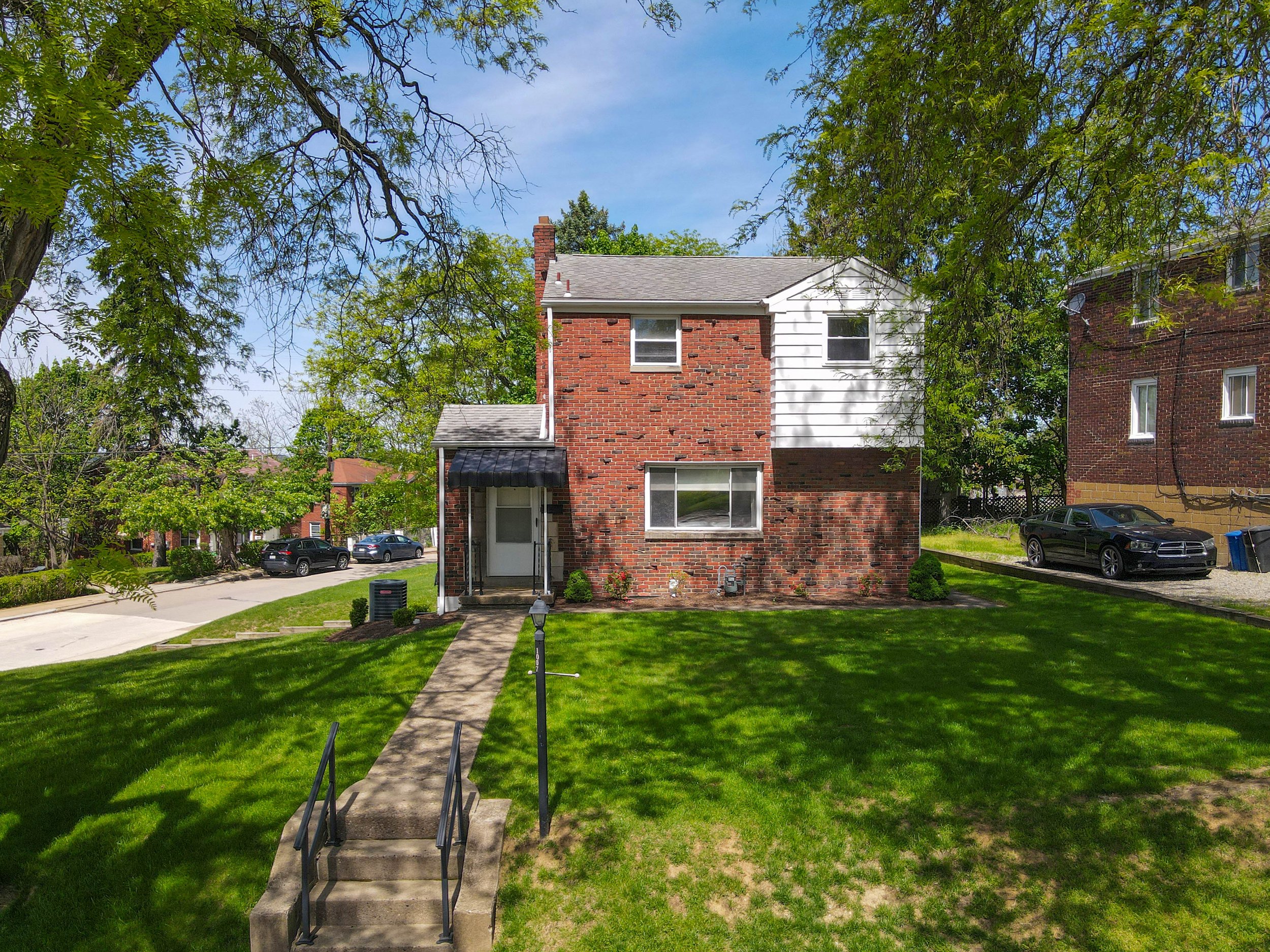 32-1007 Woodbine St-32.jpg