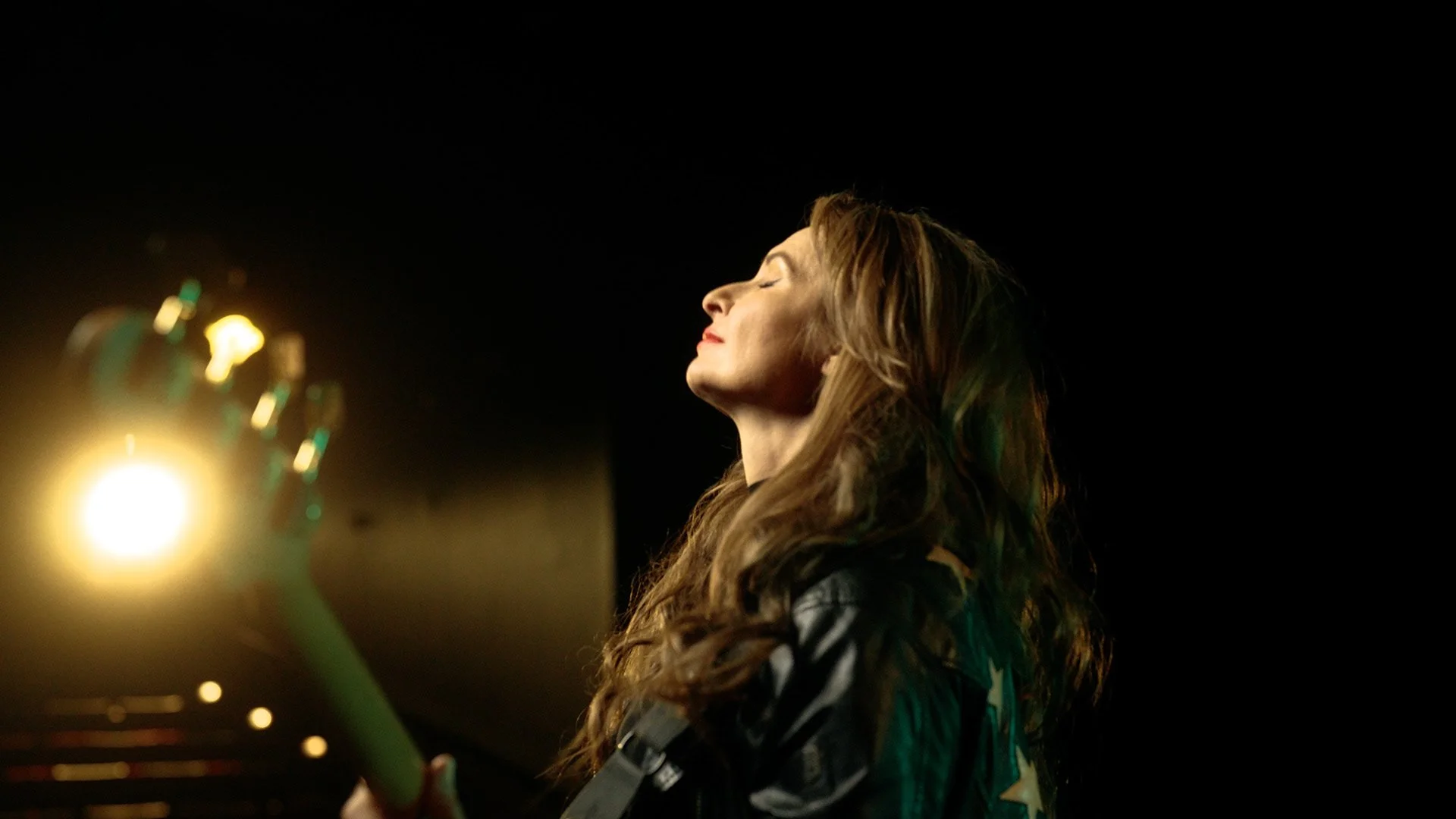 Musician Angeline Saris play the bass 