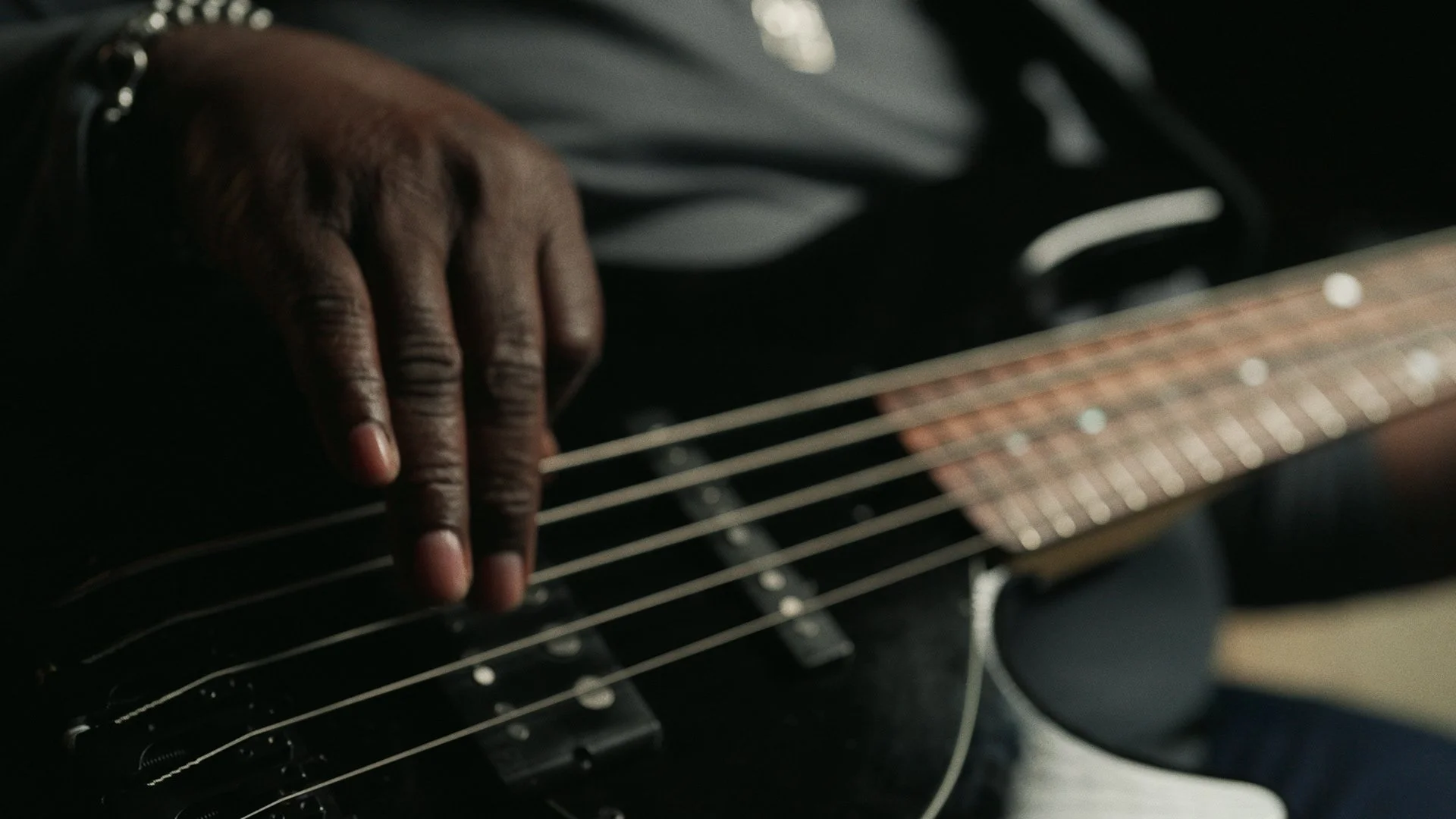 Darryl Anders hand playing bass