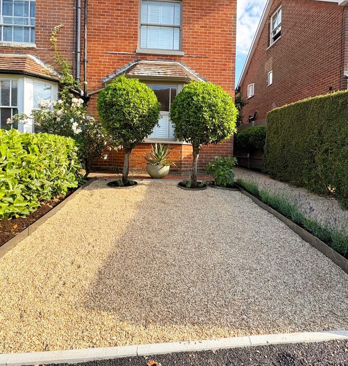 A new shingle driveway recently completed ☑️

Keeping the beautiful bay trees and framing everything with @everedge_uk