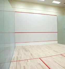 Showcasing a project by DOUBLEPLAY: Empty indoor squash court with white walls and red boundary lines