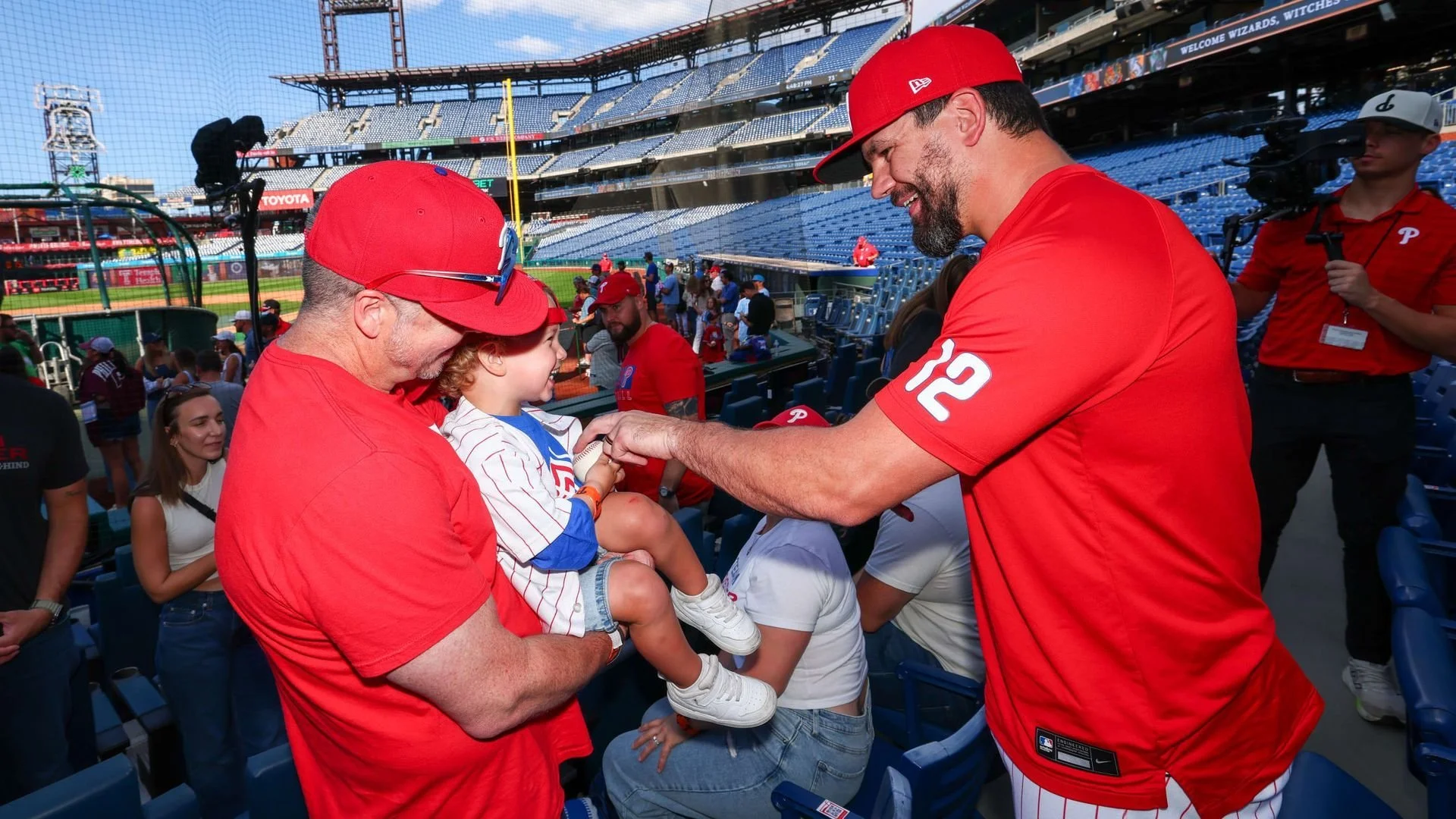 Kyle Schwarber thanks local heroes for their service