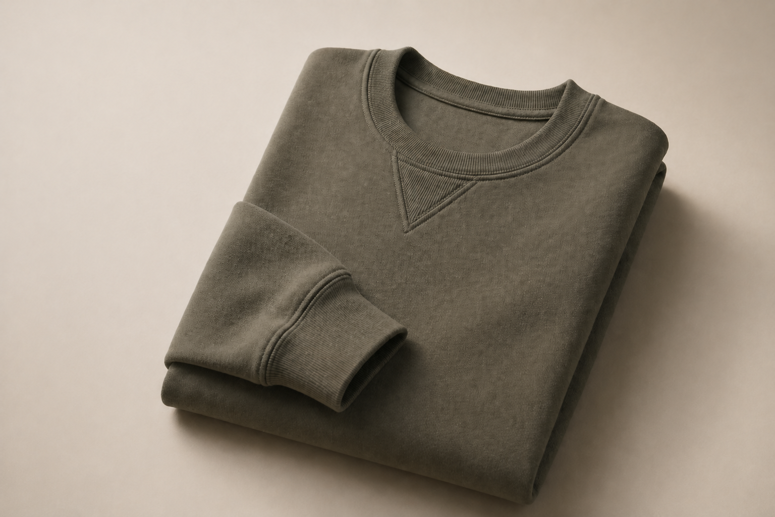 Ein eingeknülltes graues Sweatshirt auf hellem Hintergrund.