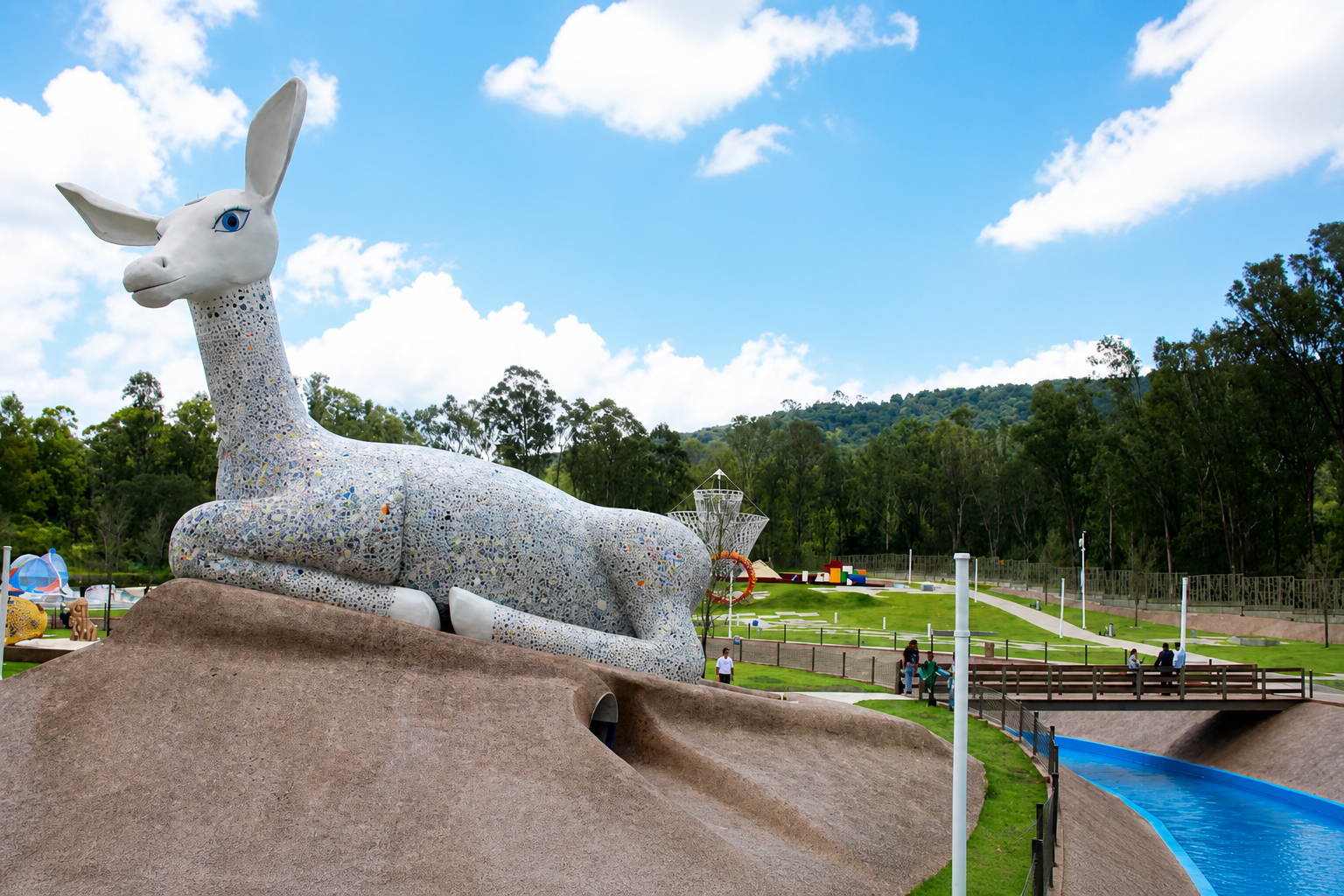 Figura monumental en parque Flor del bosque