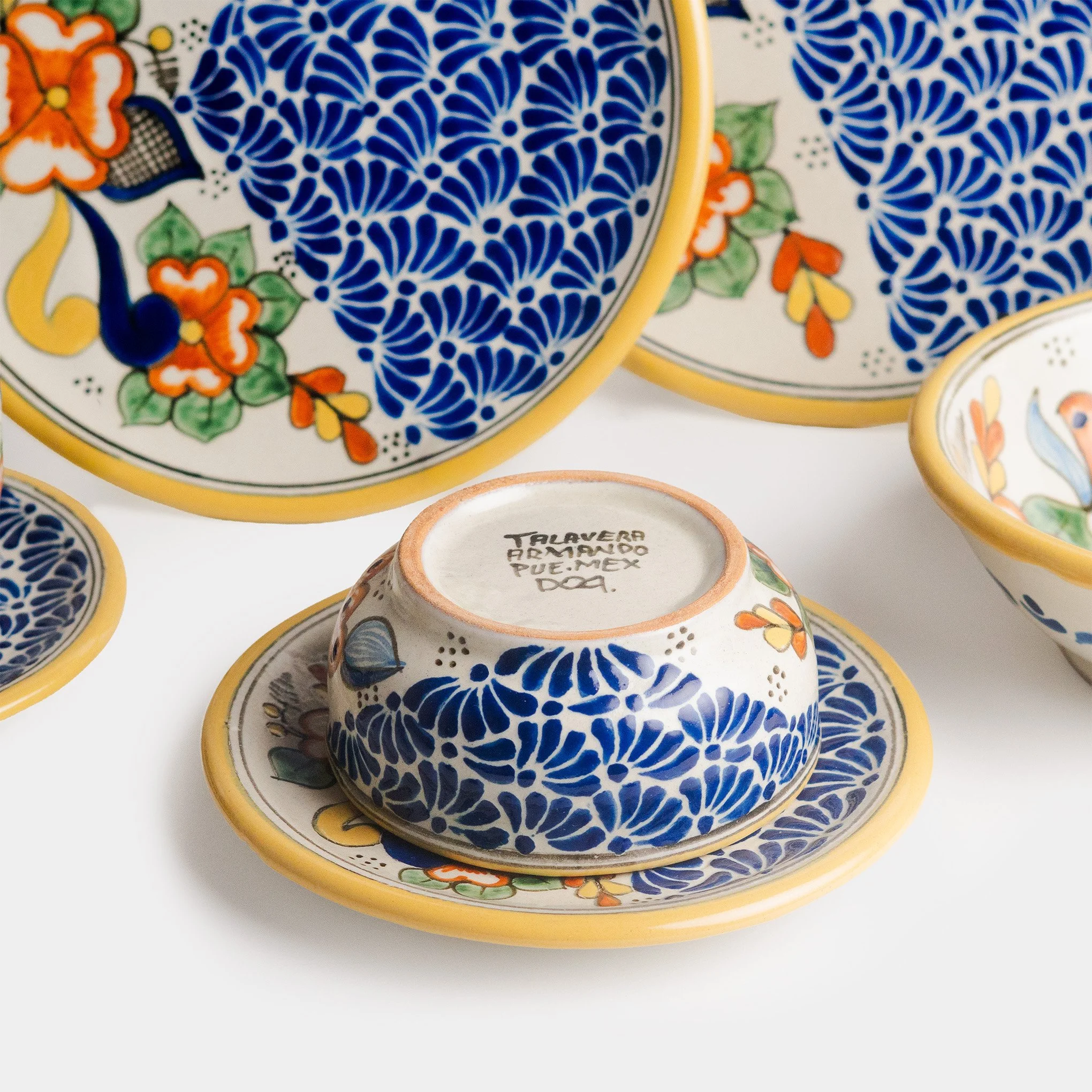 Vajilla de talavera certificada amarilla con azul, plumeado floreado