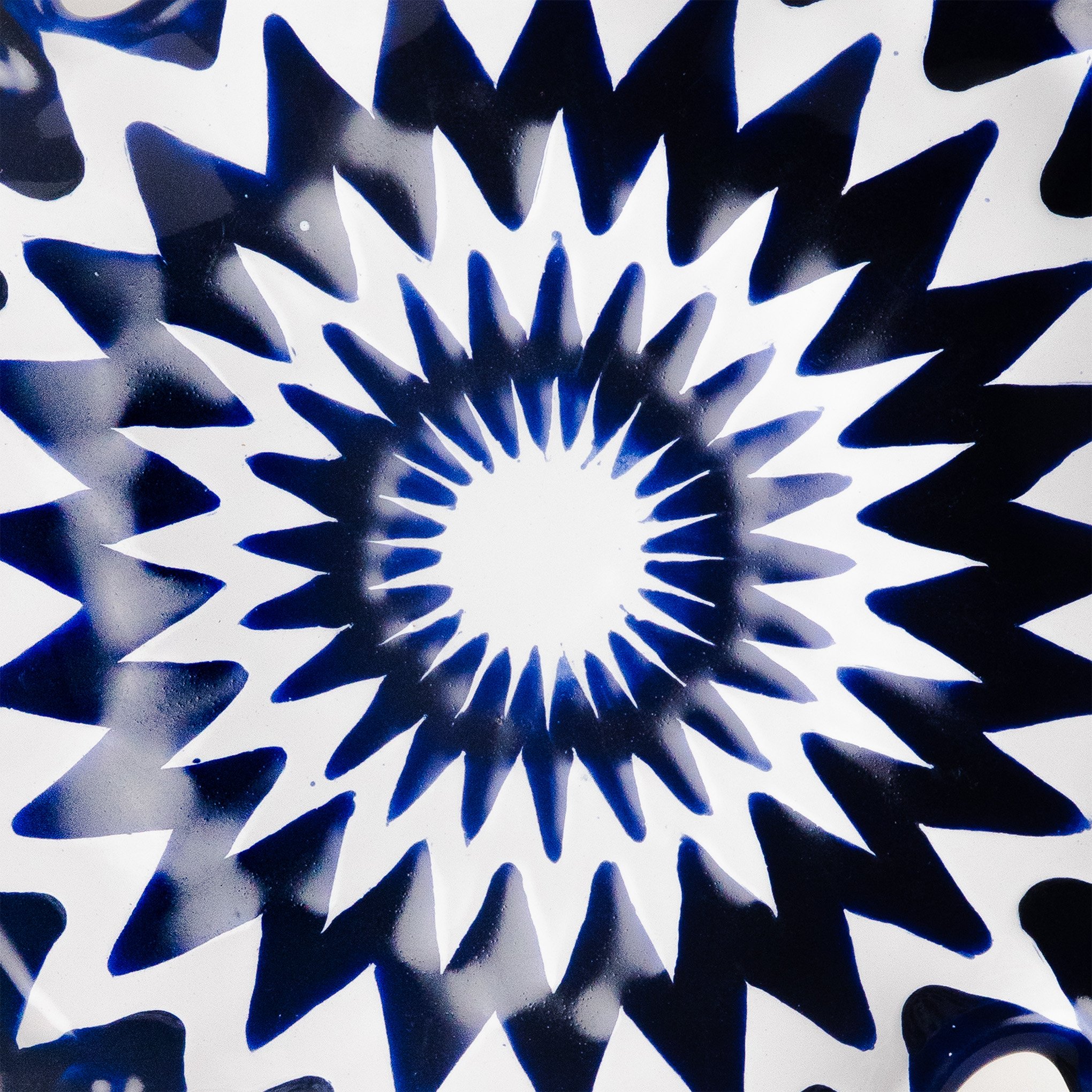 Platón de cerámica artesanal talavera diseño zigzag azul