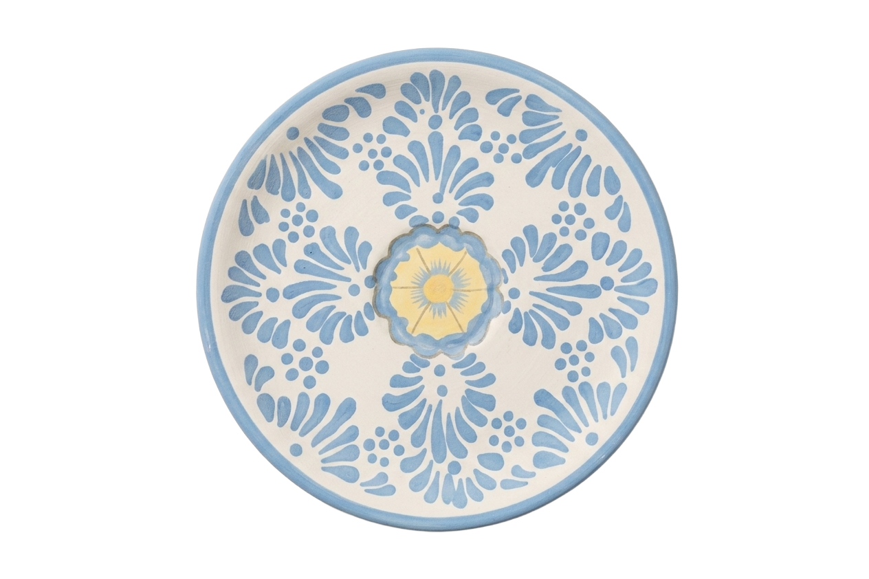 Proceso de esmaltado de un plato de talavera poblana.