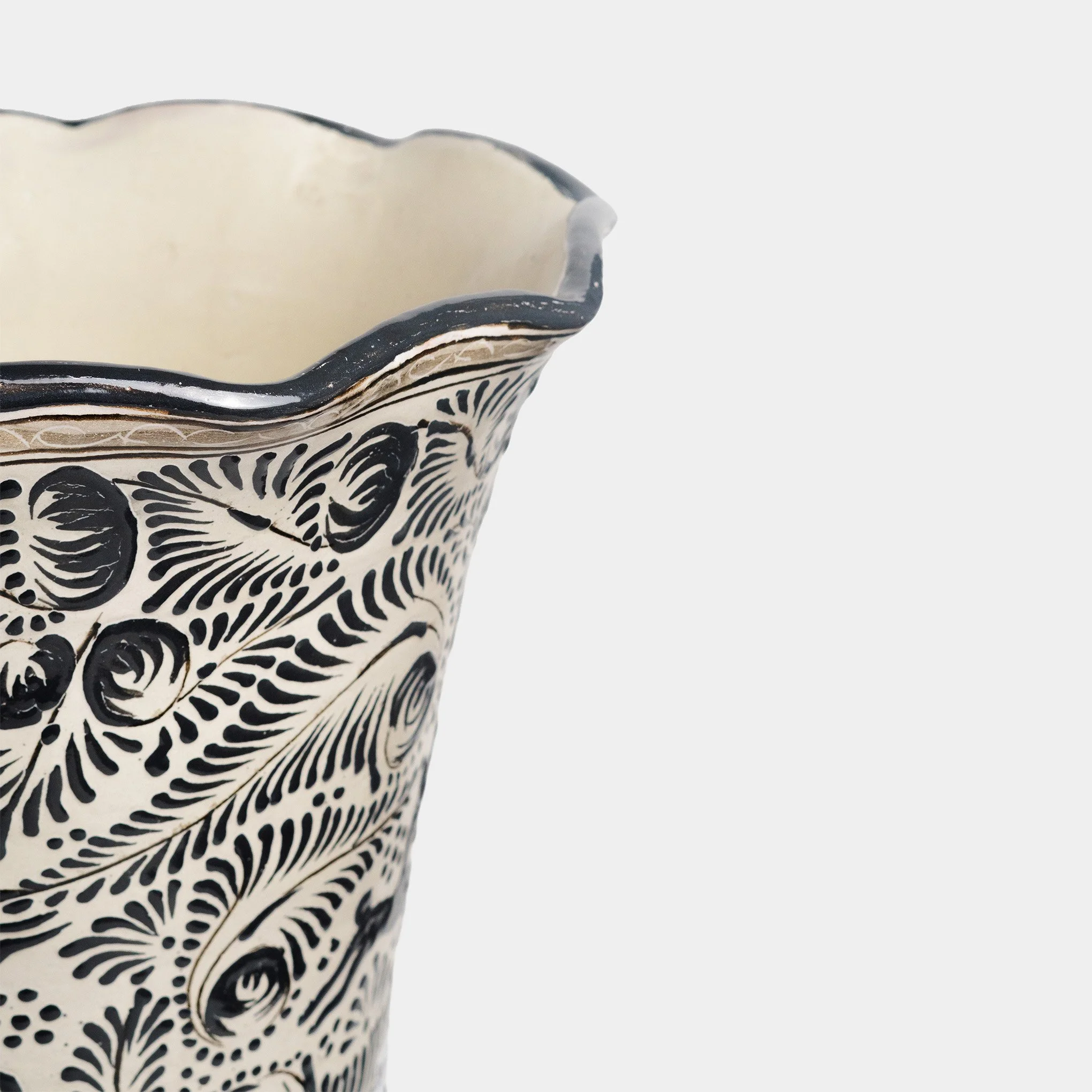Maceta de talavera negra ondulada