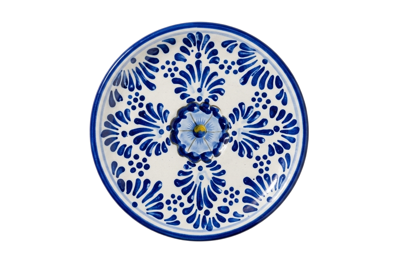 Plato decorativo en tonos azules y blancos con patrones florales.