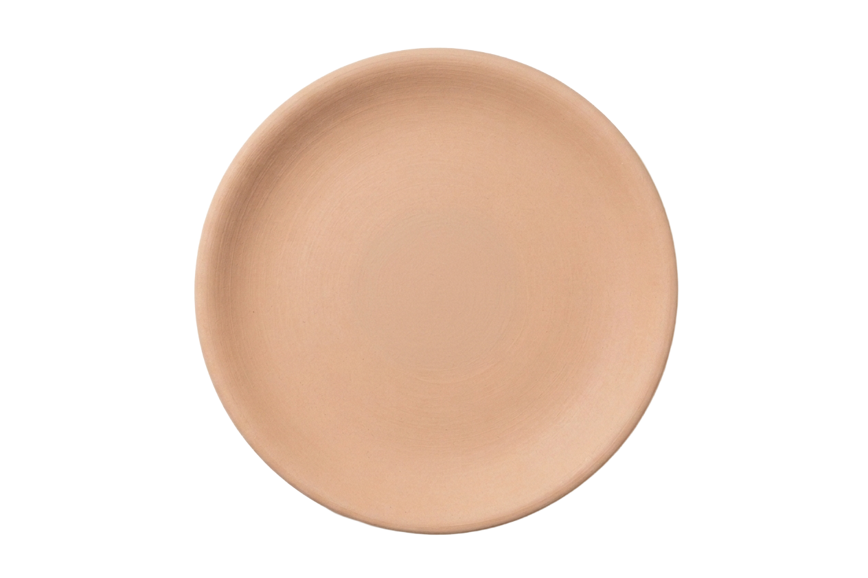 Plato de talavera en proceso de fabricación bizcocho.