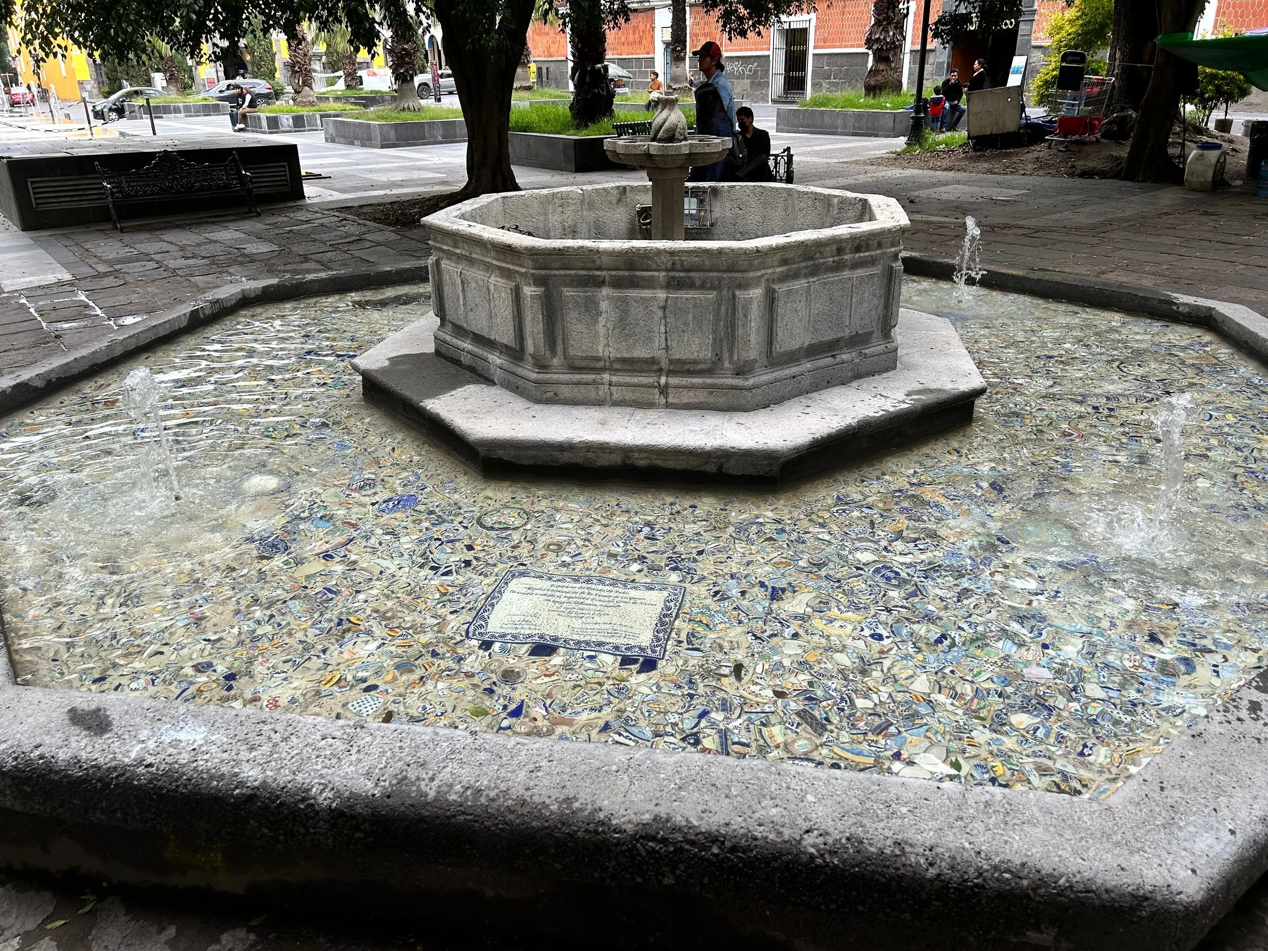 Fuente forrada en el parque de dolores