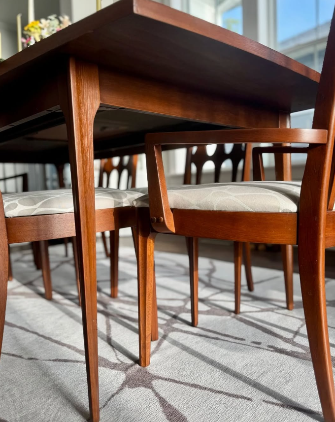 dinning table.png