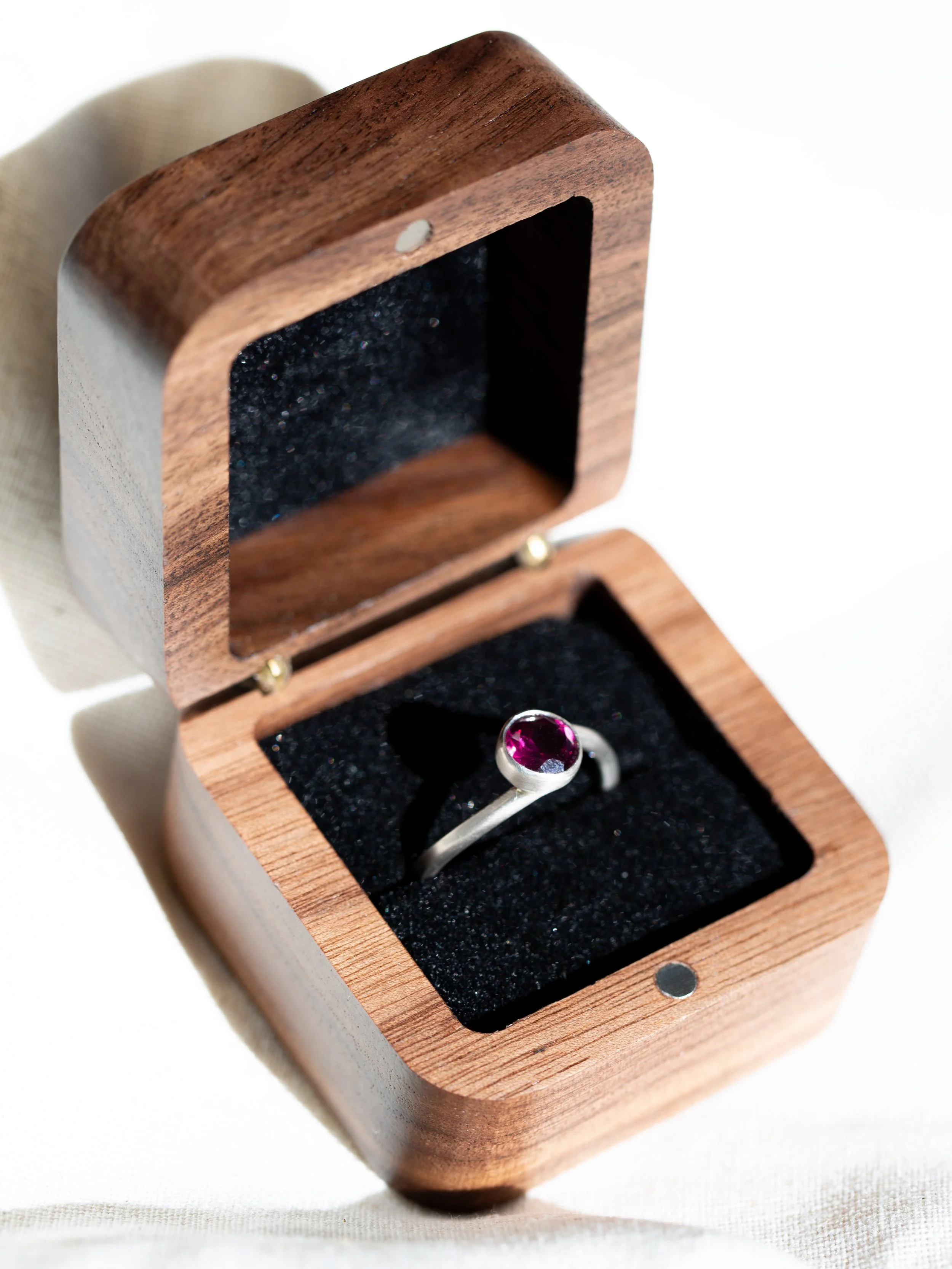 PF0016 - Rhodolite AgPd - Wooden Box.jpg
