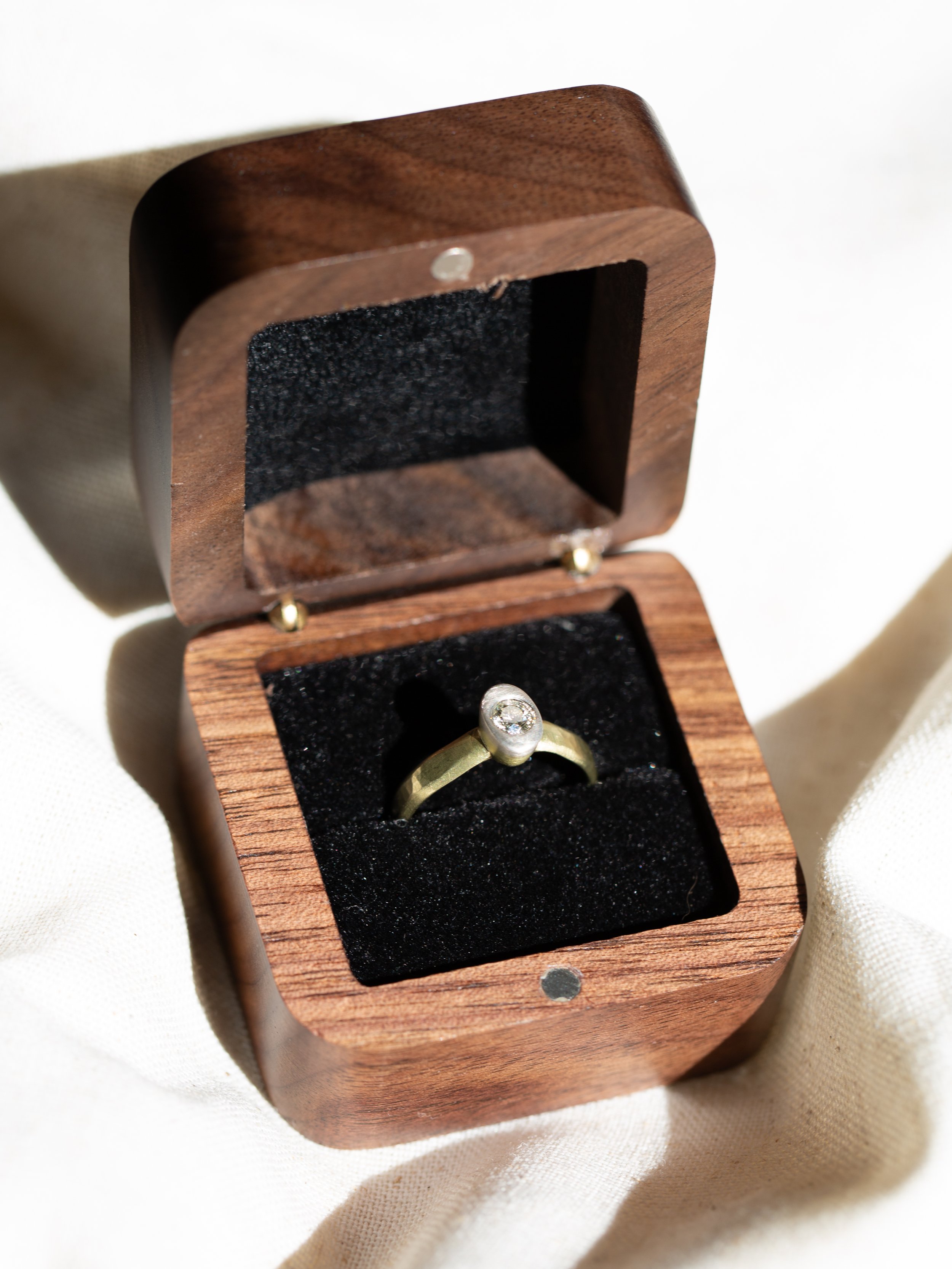 PF020 - 18K-AgPd - Diamond - Wooden Box.jpg