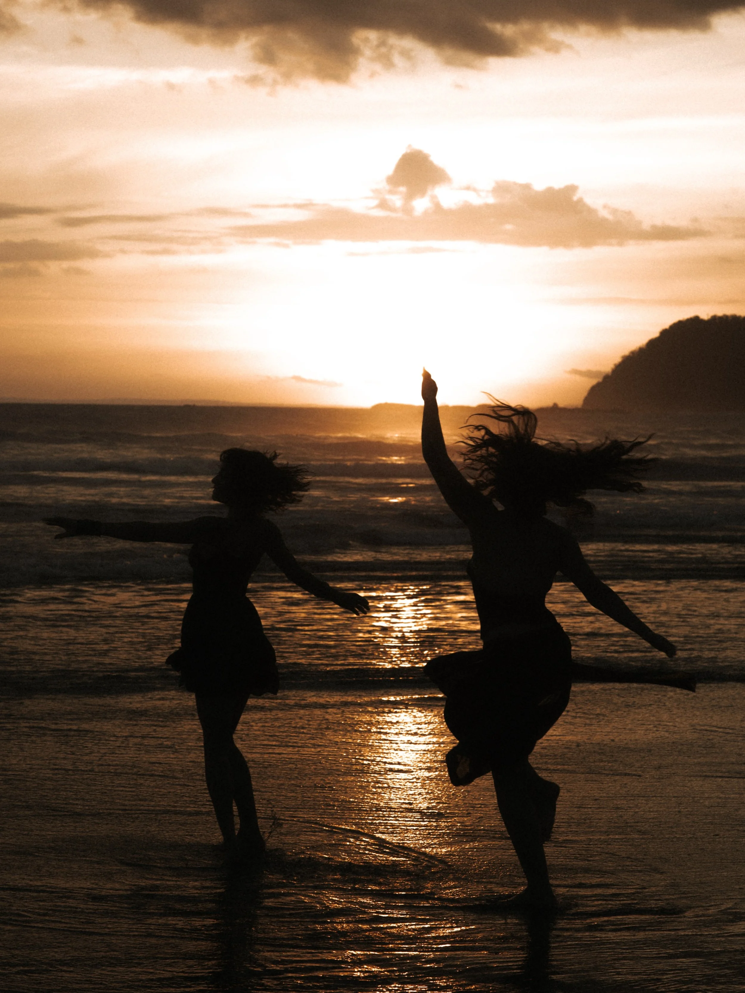 cuando baja el sol 
@fannyfenix__ @itskali___ 
🌑
creative portraits &bull; Costa Rica &bull; women&rsquo;s art &bull; divine feminine art &bull; dark mermaid &bull; dark art &bull; golden hour portraits &bull; goddess portrait photographer