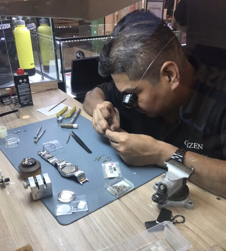Reparación de relojes en Panamá-Cambios de batería-Mantenimientos-Correas-Pulidos-Cristales-Circonias-Índices-Pines-Broches-Manecillas-Automáticos-Cuarzo-Solares-Cuerda-Multifunciones-Programaciones