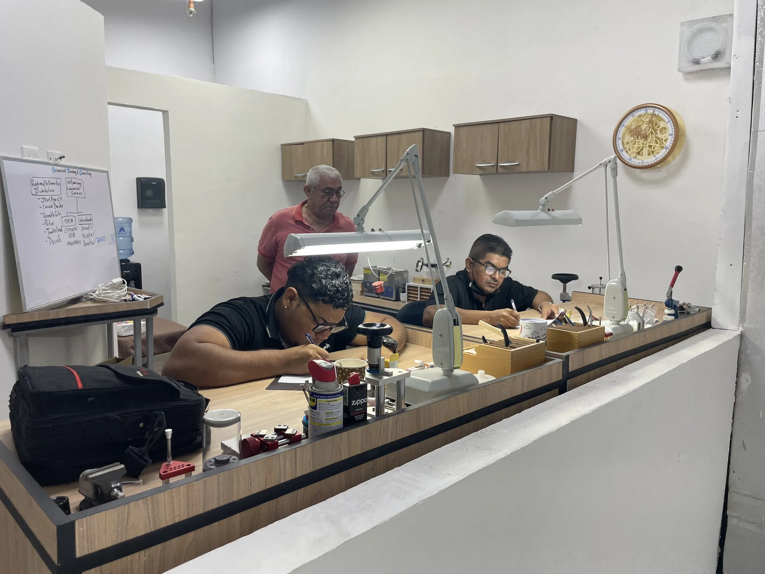 Reparación de relojes en Panamá-Capacitación técnica- Técnicos especalizados-Cambiso de bateria-Mantenimientos-Restauraciones-Pulidos-Cristales