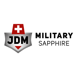 Logotipo con escudo gris, cruz blanca en fondo rojo y letras JDM en negro, junto a las palabras 'MILITARY SAPPHIRE' en negro.