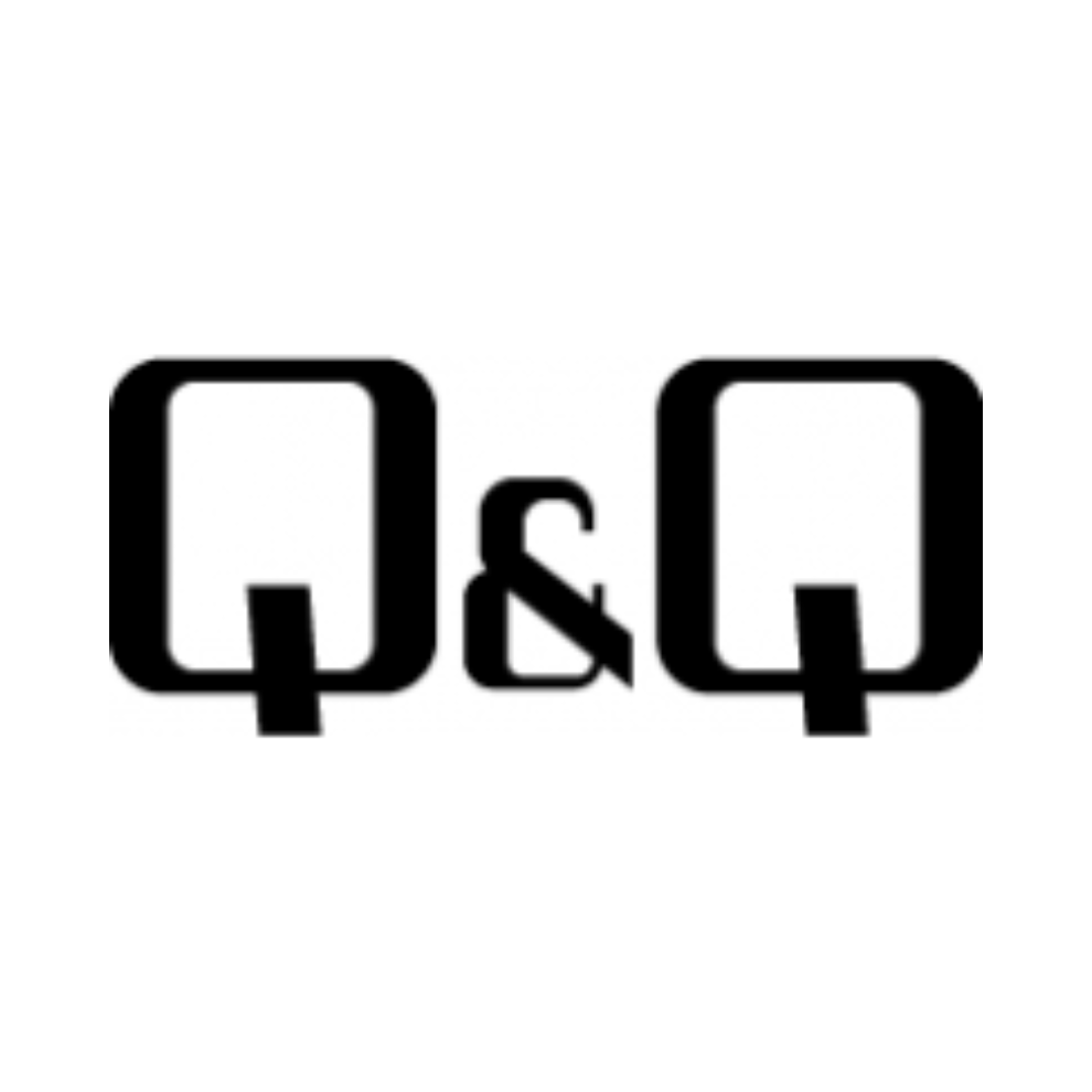 Texto en negrita que dice 'Q & Q' en un fondo blanco.