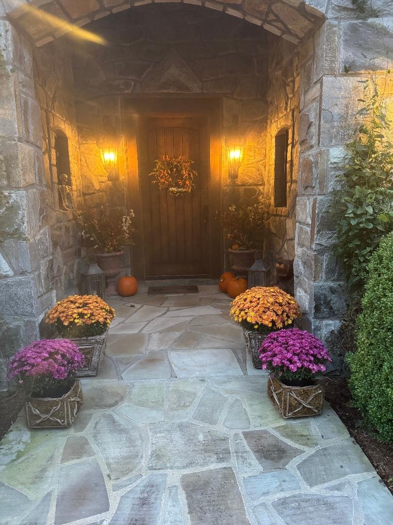 Entry with mums.jpg