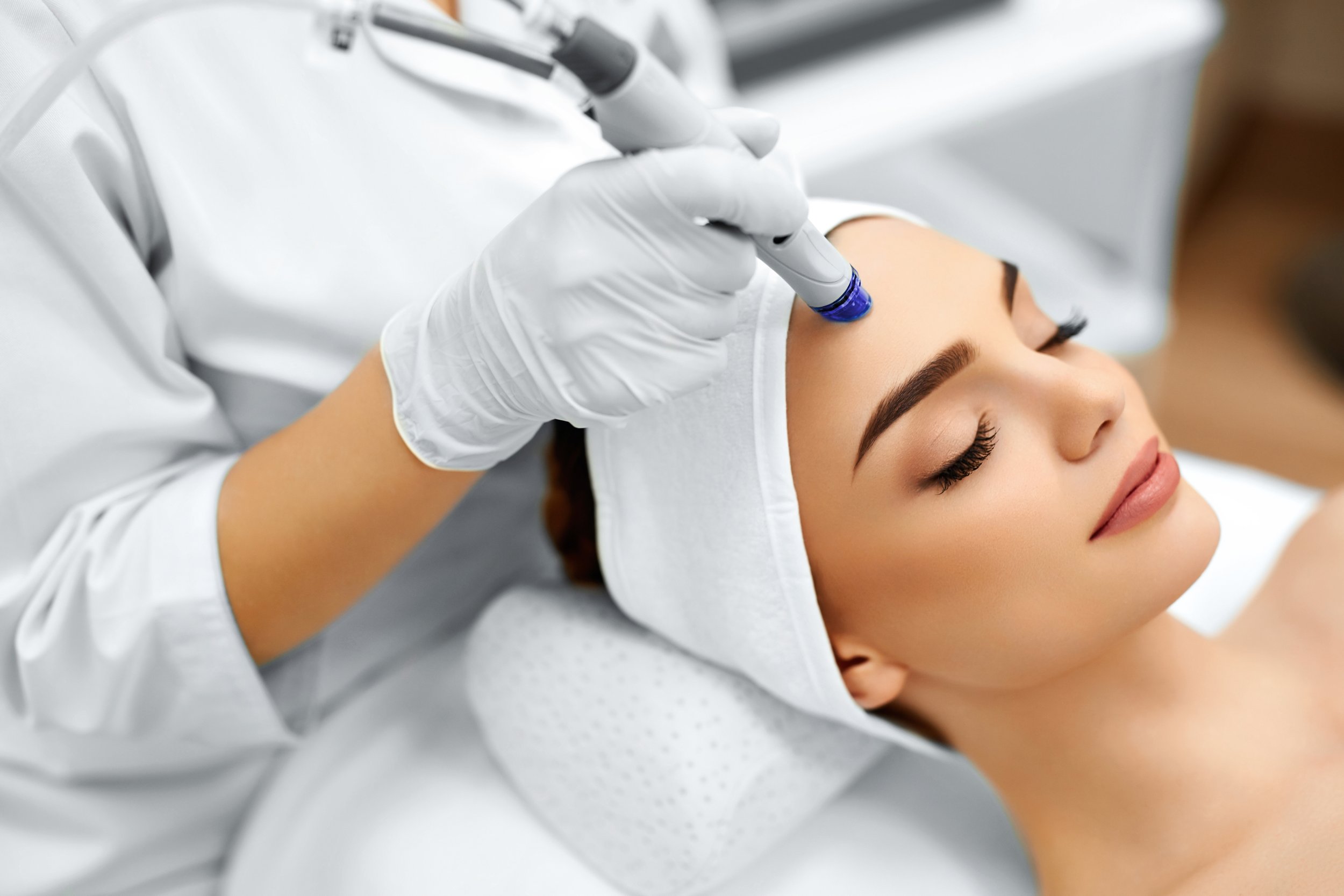 Woman receiving Hydrafacial treatment