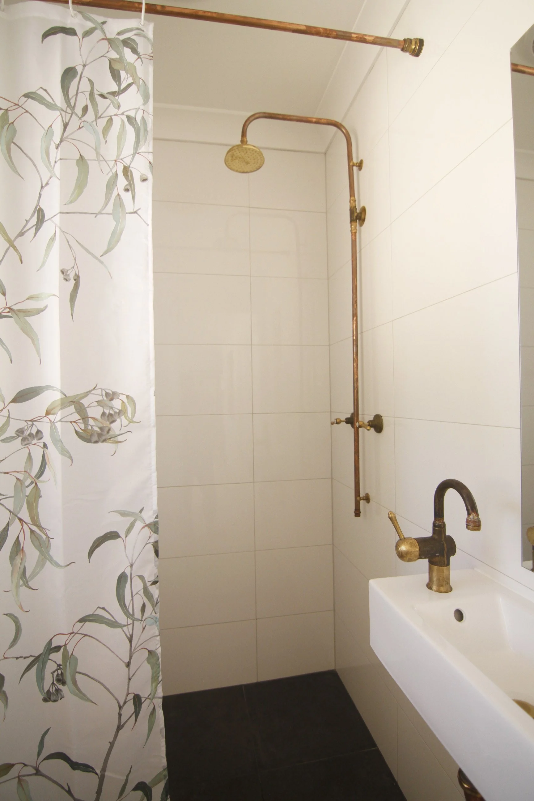 TheBanksiaRooms2 BathroomA.JPG