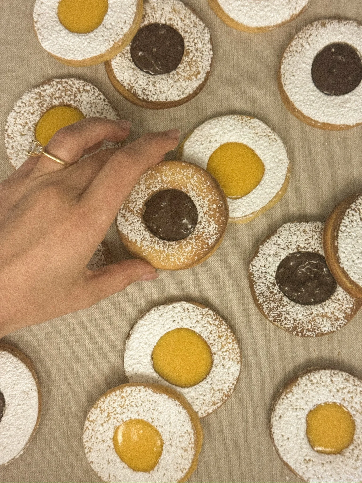  [treats] 