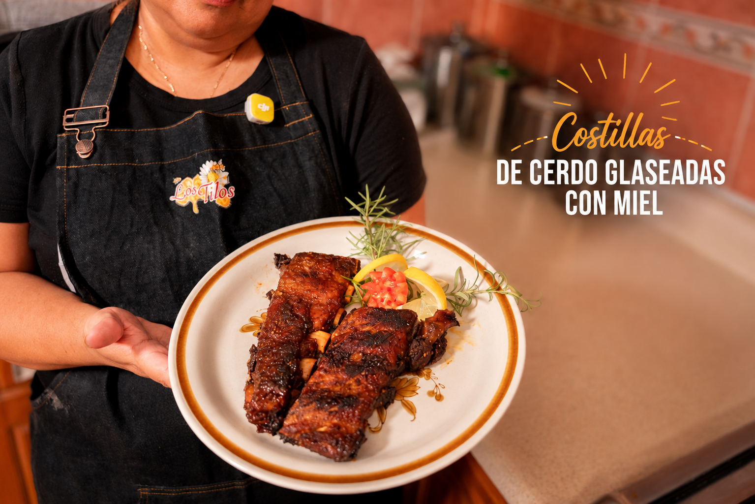 Persona sosteniendo un plato con costillas de cerdo glaseadas con miel, decoradas con rodajas de limón, tomate y ramitas de romero.