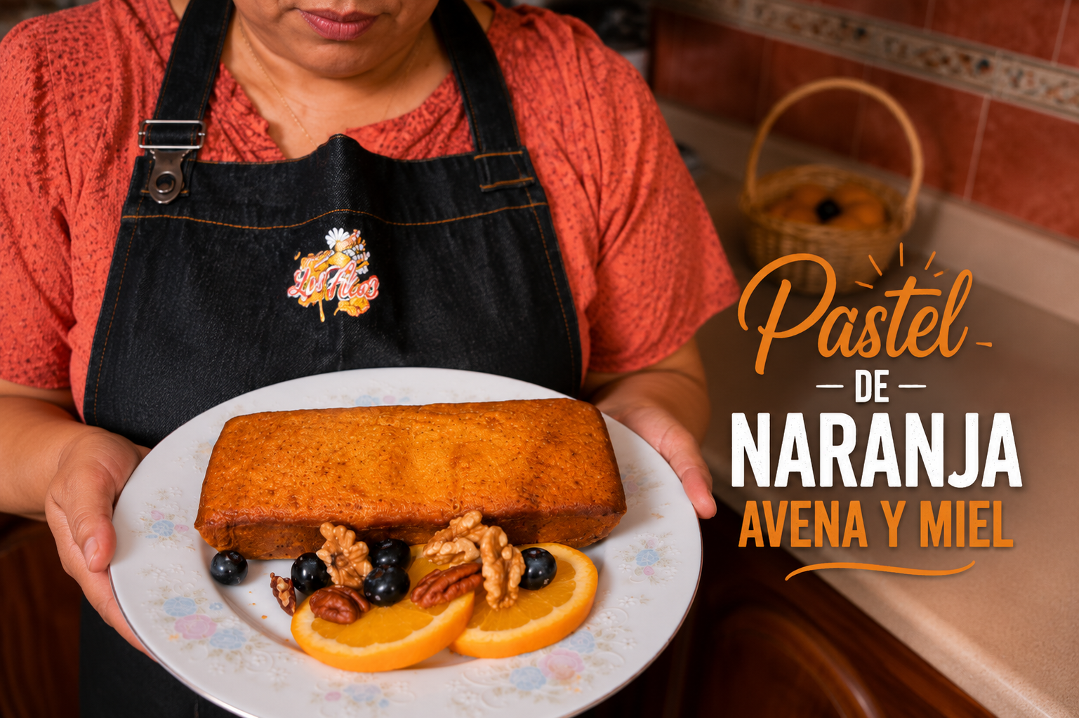 Una mujer sostiene un plato con pastel de naranja, decorado con nueces, arándanos, rebanadas de naranja y decoraciones similares, en una cocina.