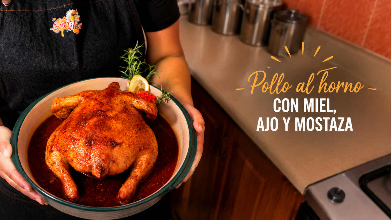 Pollo al horno en un plato, con decoración de hierbas y limón.