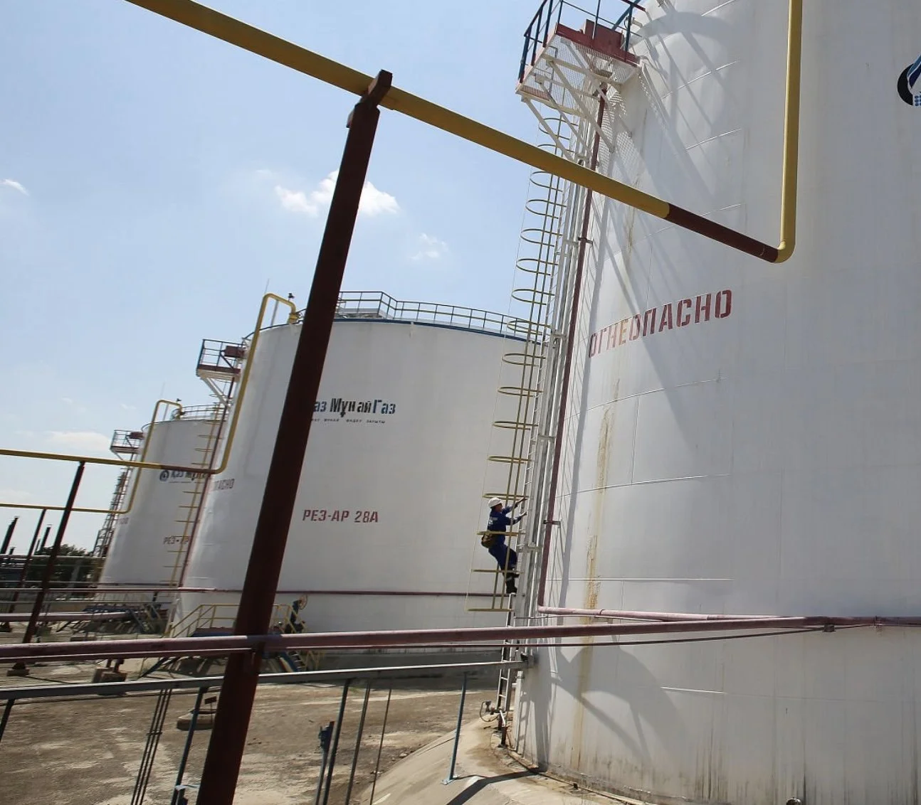 our staff working to conduct a quantity sampling on tanks