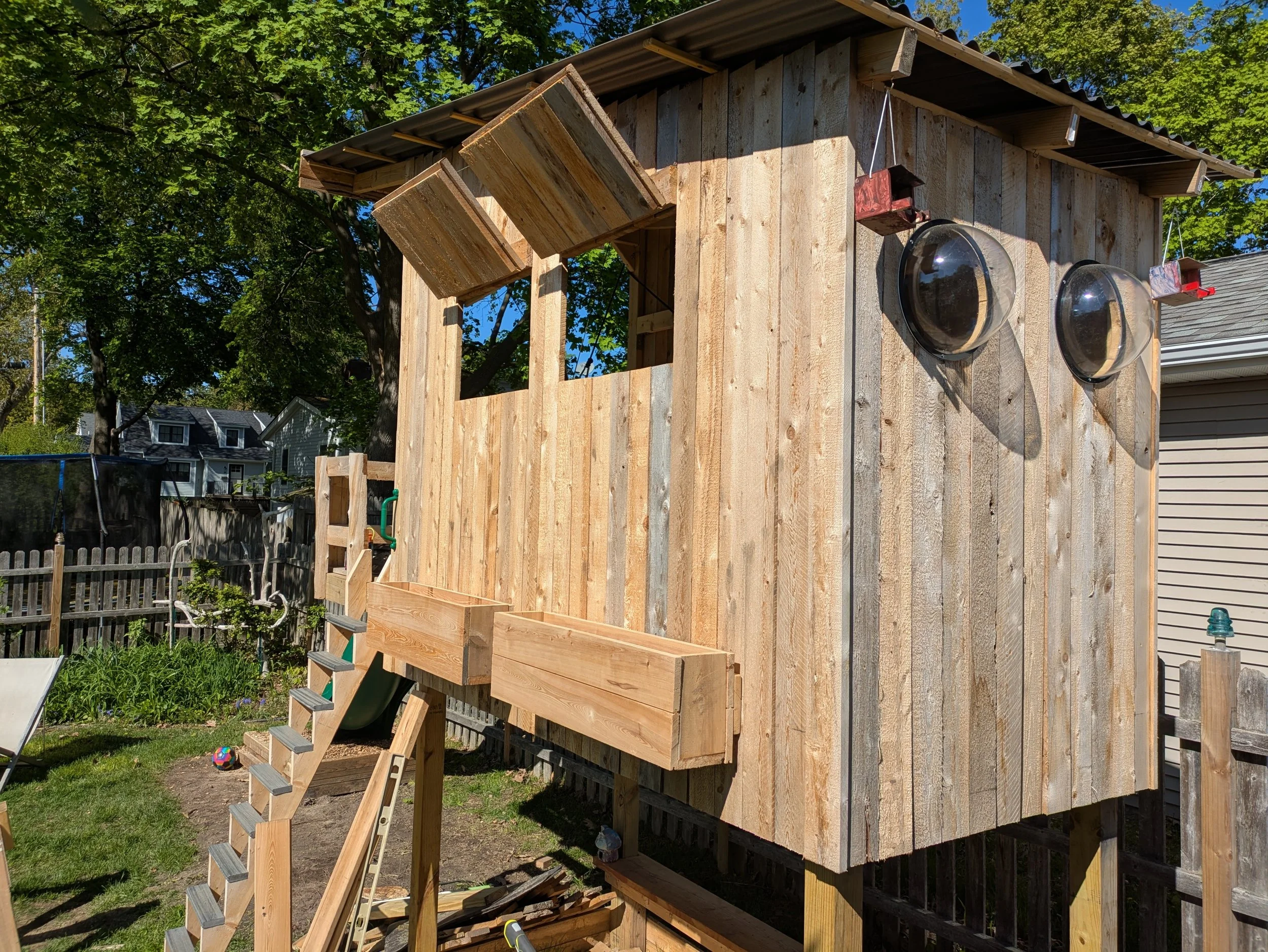 Helpful Neighbor project: playhouse / treehouse
