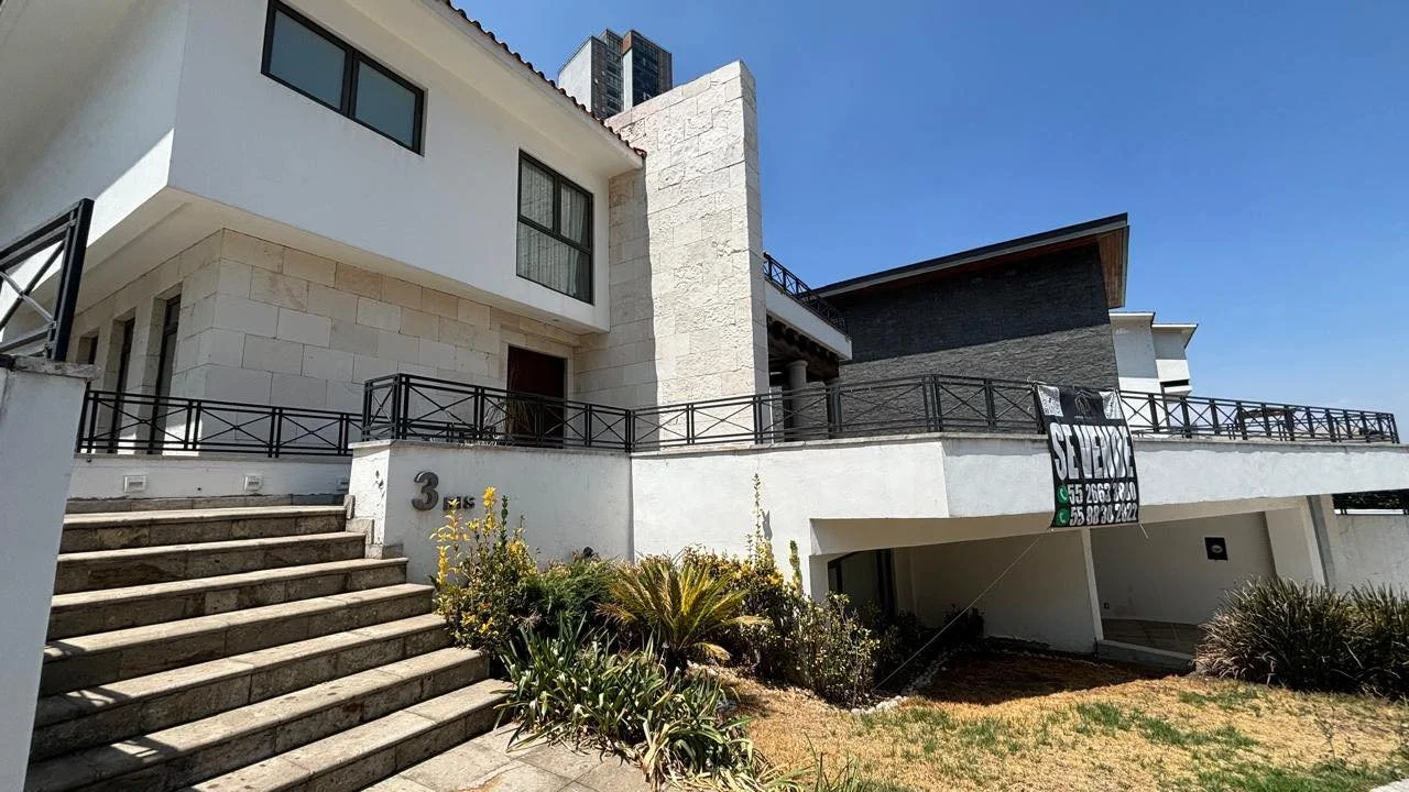 Hermosa casa en venta en Bosque Real
$16,000,000.00
En exclusiva privada con planta baja y 2 niveles.
3 rec&aacute;maras 
3 ba&ntilde;os completos 
2 medios ba&ntilde;os 
Amplia sala 
Comedor
Cocina integral con lindos acabados 
Cuarto de juegos 
Cua