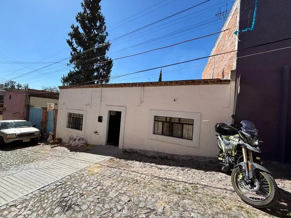 Casa en venta para remodelar en San Miguel de Allende
En calle privada 
De 257 m2 terreno 
150m2 construcci&oacute;n 
4 habitaciones 
2 estacionamientos
2 ba&ntilde;os
Amplio Jard&iacute;n trasero 
Perfecta para hotel boutique o casa particular, a 10