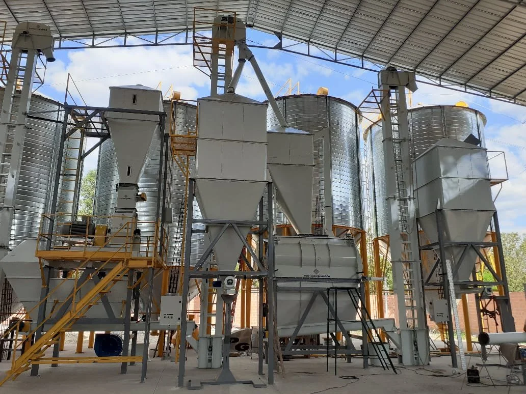 Instalaciones industriales con silos de almacenamiento de gran tamaño en un edificio techado