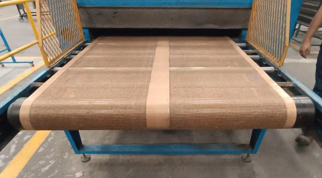 Una tela de madera o malla en una máquina de fabricación en una fábrica.