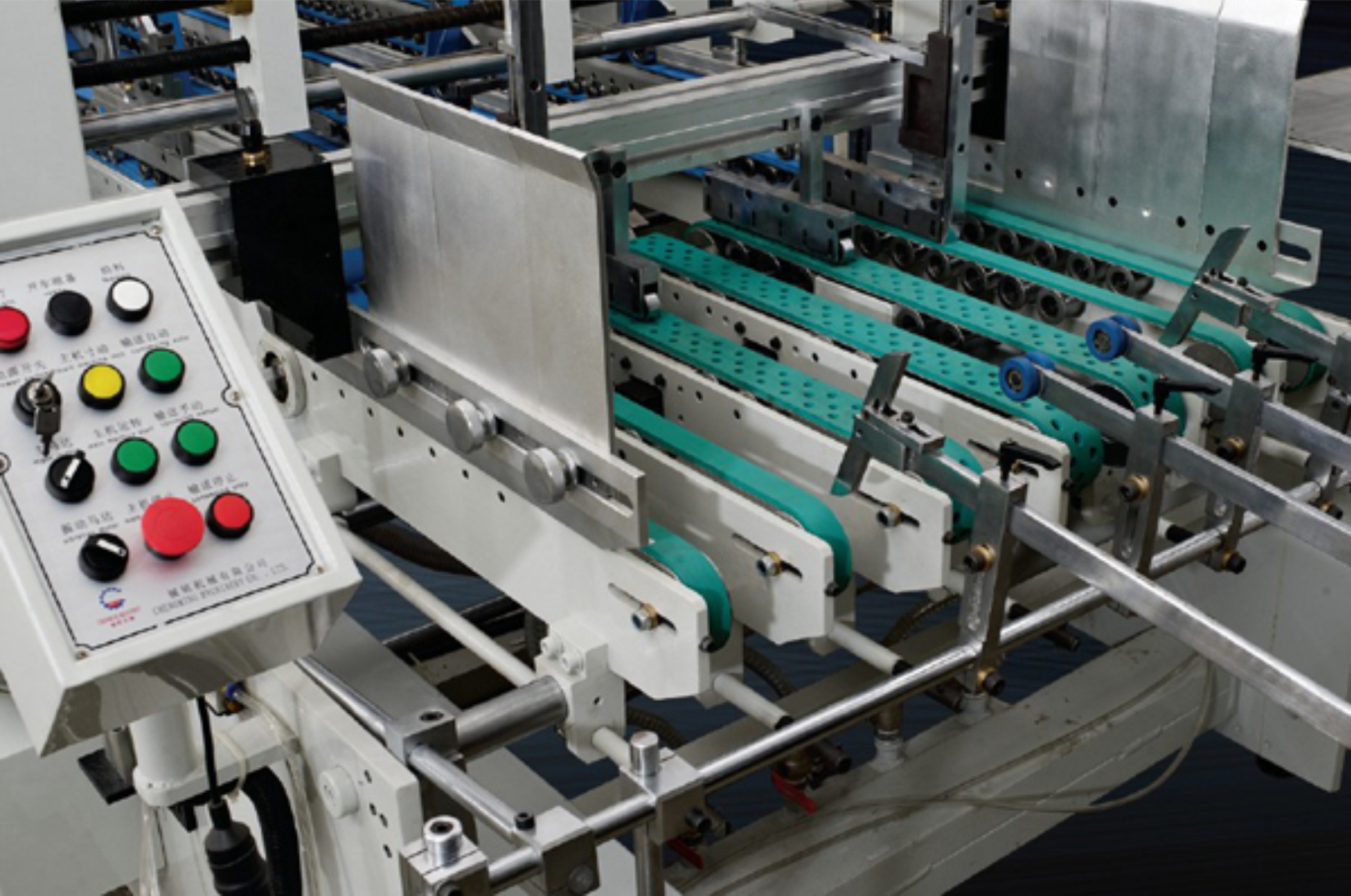 Maquinaria industrial para el ensamblaje y producción, con control panel visible en la parte izquierda.