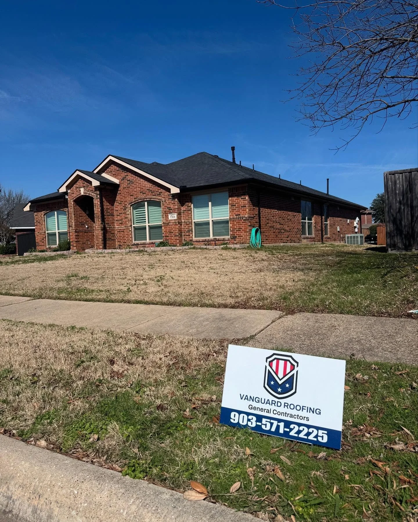 Another beautiful roof installed!
Cannot go wrong with the Atlas Pinnacle Pristine shingles in Black Shadow! @atlasroofing 
📍Rowlett, Texas