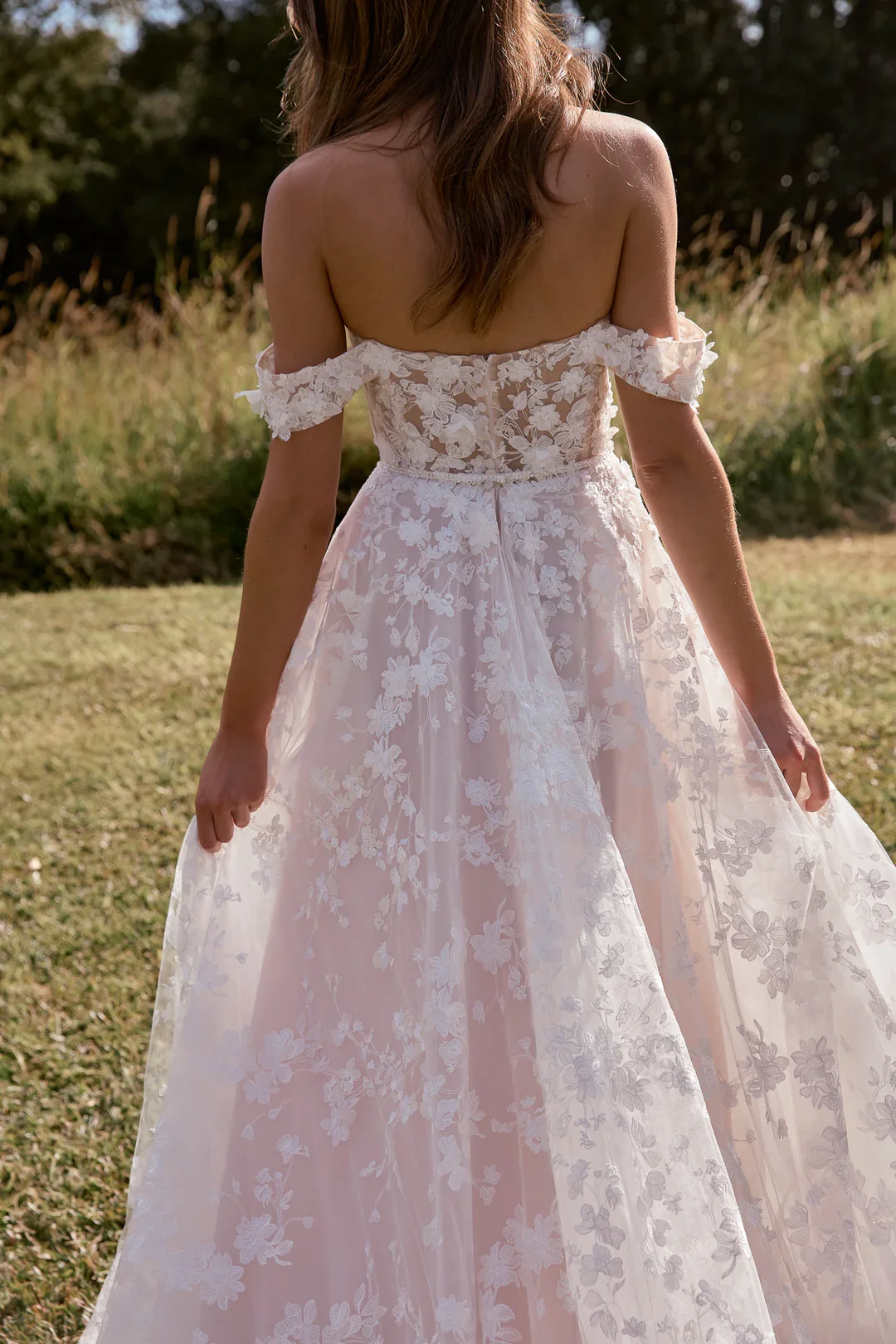 DominiqueTC2530_BisouCollection_BackDetailCampaignImage_TaniaOlsenBridal_1.jpg.webp