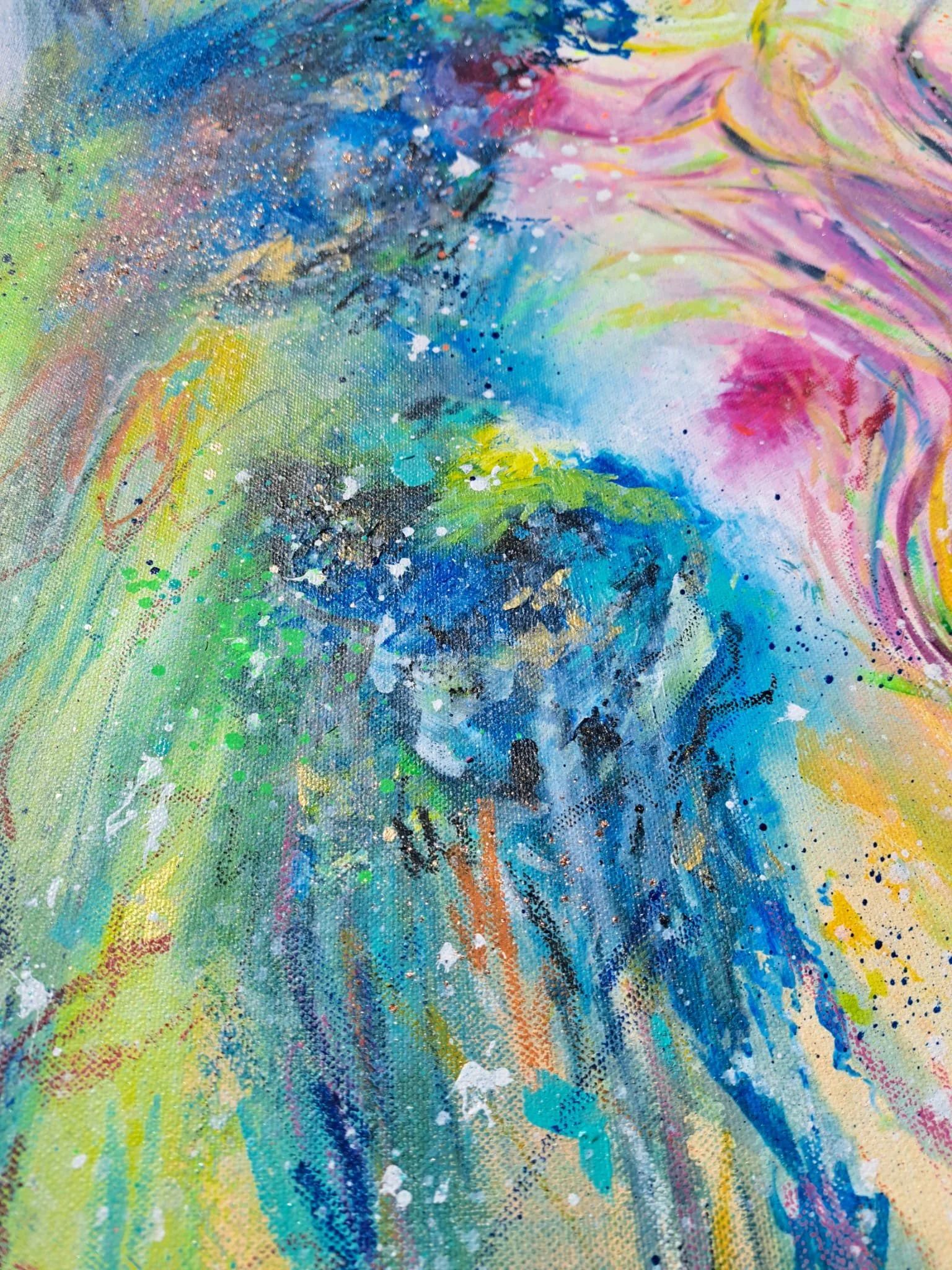 Pintura abstracta con colores vivos, trazos y salpicaduras en tonos azules, verdes, rosados, amarillos y negros.