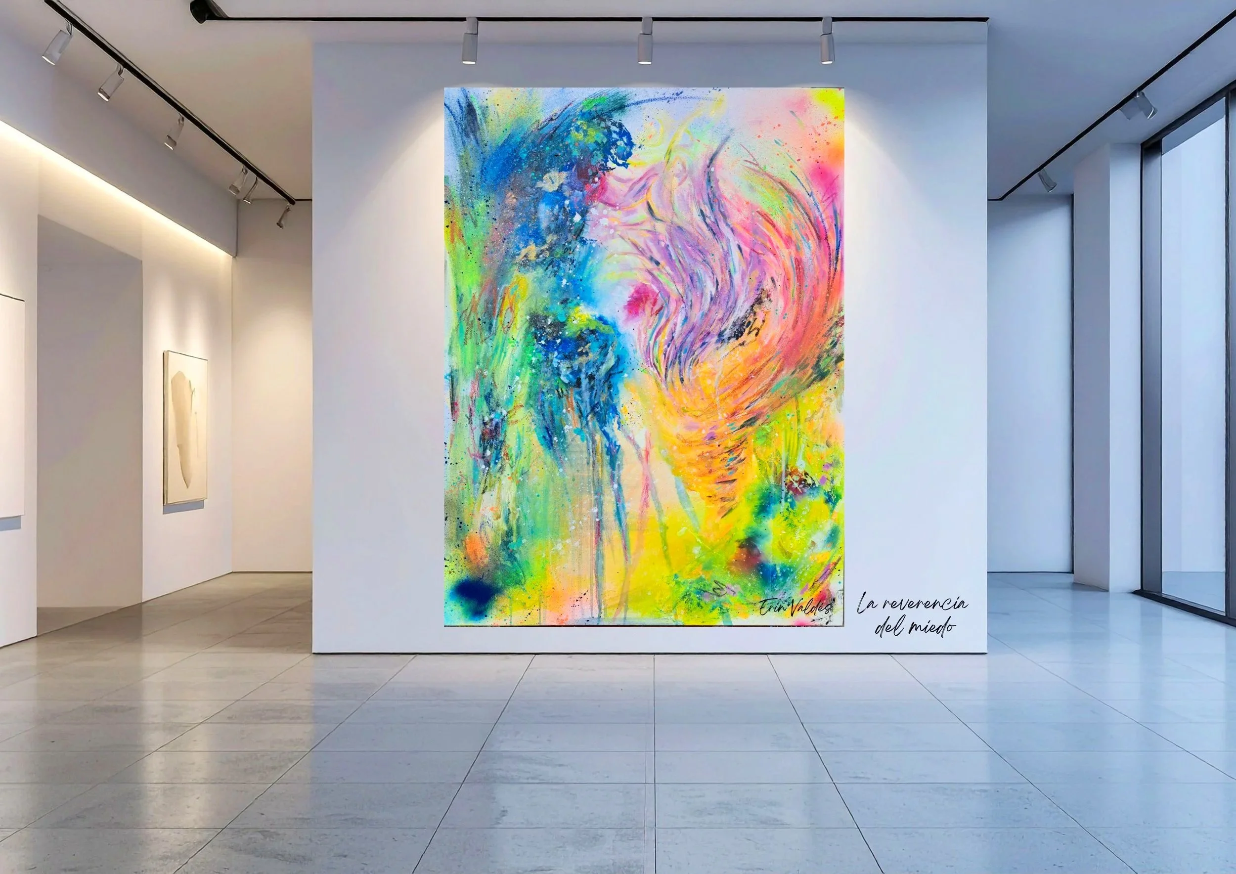 Cuadro de pintura abstracta con colores vibrantes en una galería de arte. Texto en la esquina inferior derecha que dice: "Erin Valdès" y en la esquina inferior derecha "La reverencia del miedo".