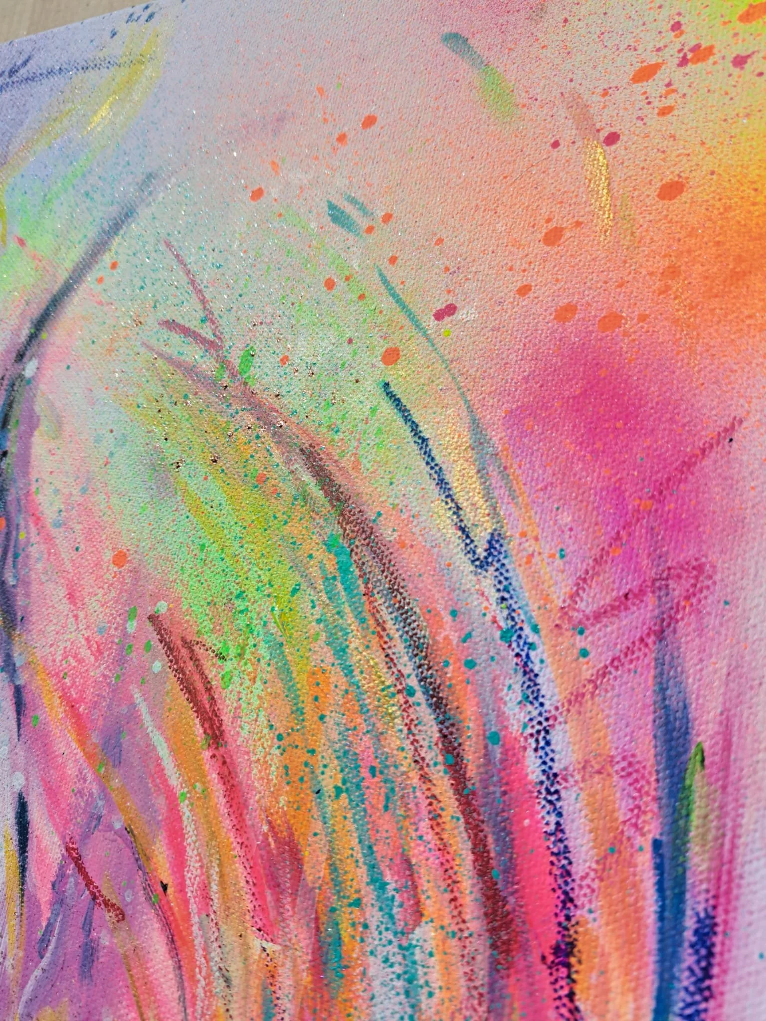 "La reverencia del miedo" de Erin Valdés
Detalle de pintura abstracta con colores pastel y salpicaduras de pintura en tonos naranja, verde, azul y rosa, con textura de lienzo visible.