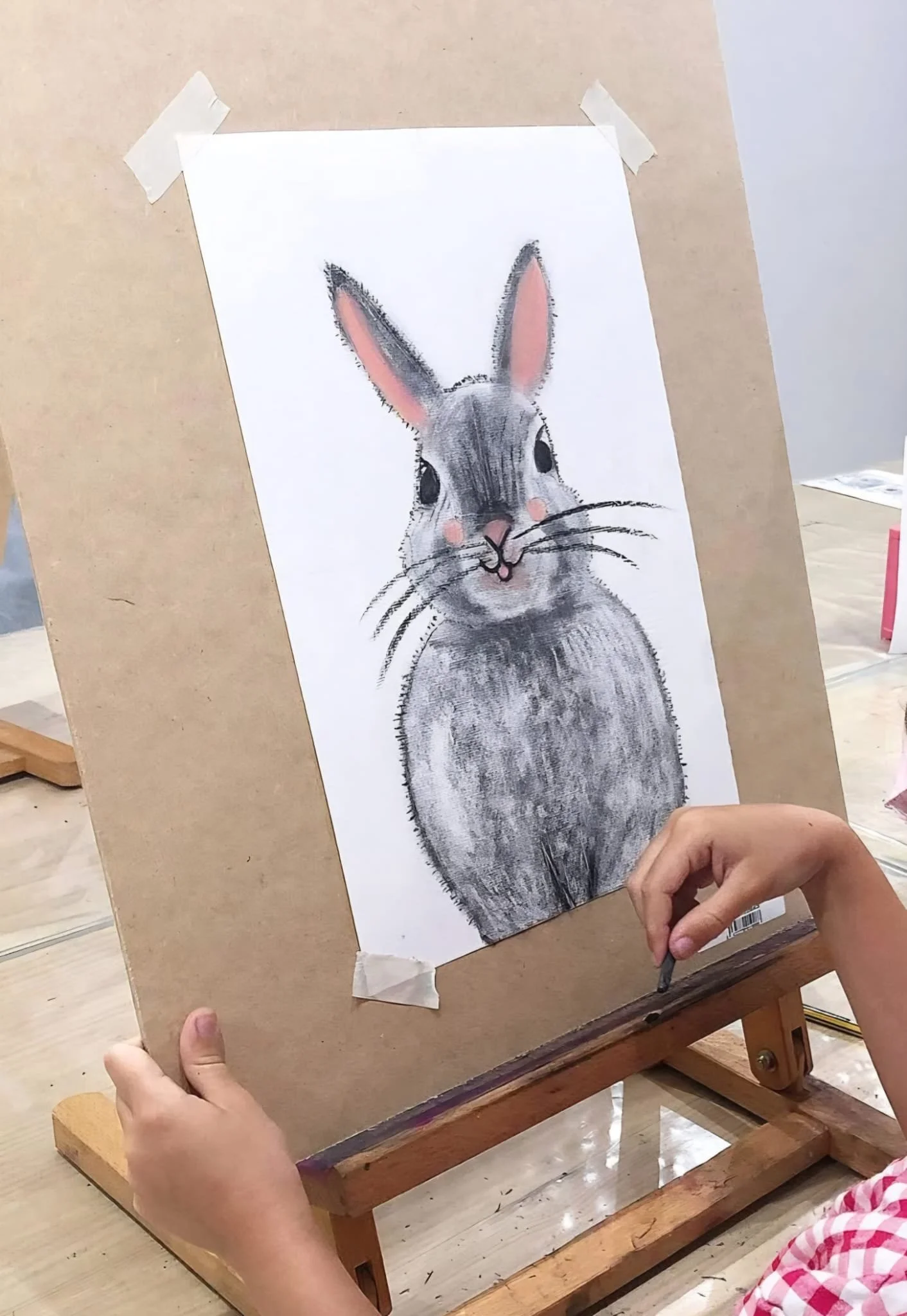 El inicio de una trayectoria. Erin Valdés
Ilustración de un conejo en un papel,pintado por una pequeña artista, Erin Valdés.