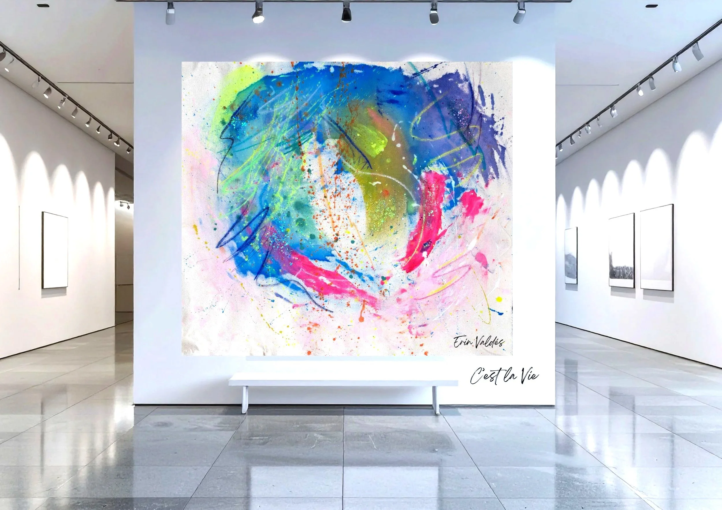 Una obra de arte abstracta con salpicaduras y trazos en colores vibrantes como azul, verde, rosa y amarillo, en un museo. Debajo, en la esquina inferior derecha, hay una firma que dice 'Erin Valdès' y una frase que dice 'C’est la Vie'.