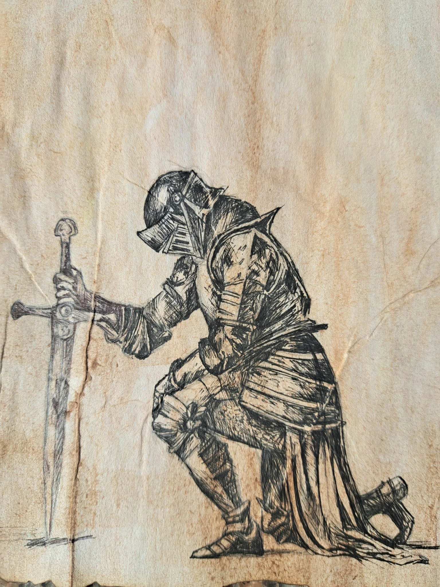 Dibujo en blanco y negro de un guerrero medieval con armadura, casco y lanza, en posición de ataque o concentración.