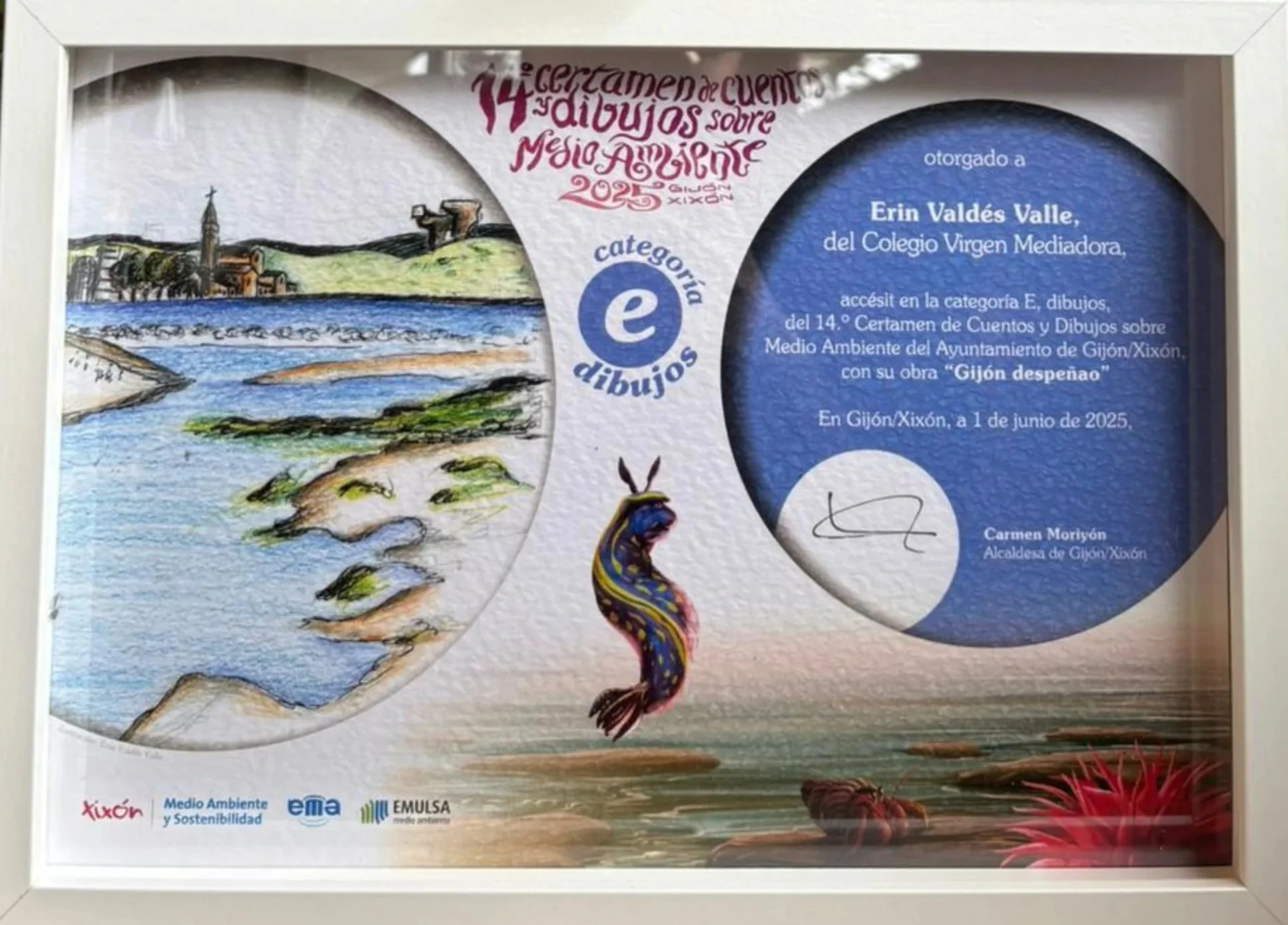 Reconocimiento de premios con certificado para Erin Valdés Valle en categoría E de cuentos y dibujos sobre medio ambiente, otorgado en Gijón/Xixón en junio de 2025, con ilustración de paisaje y figura de un gusano colorido