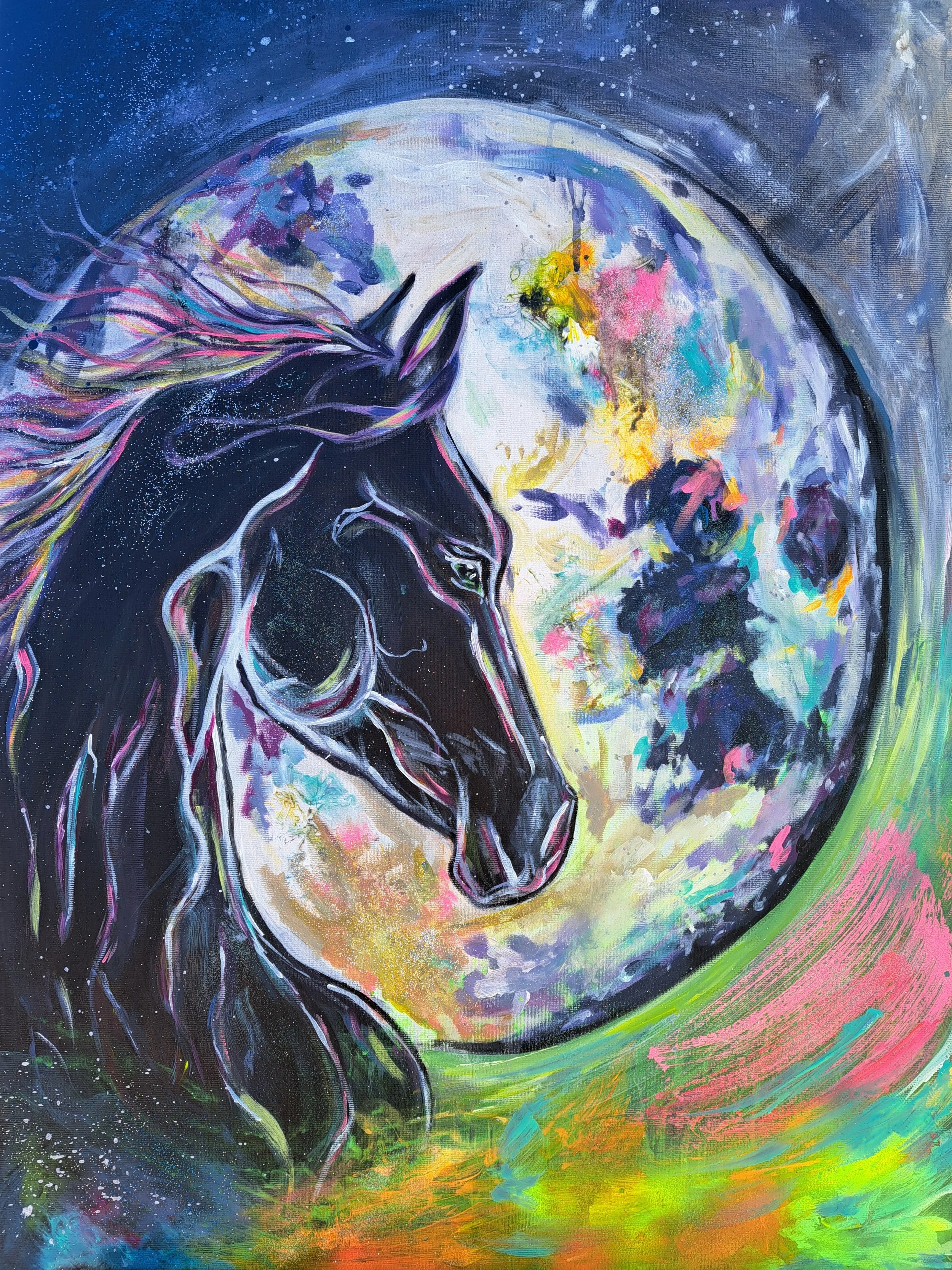 Arte abstracto con un caballo negro y un fondo colorido y cósmico con una luna llena, estrellas y explosiones de color.