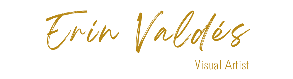 Tarjeta de presentación con el nombre 'Erin Valdéz' en letras doradas y la descripción 'Artista Visual'