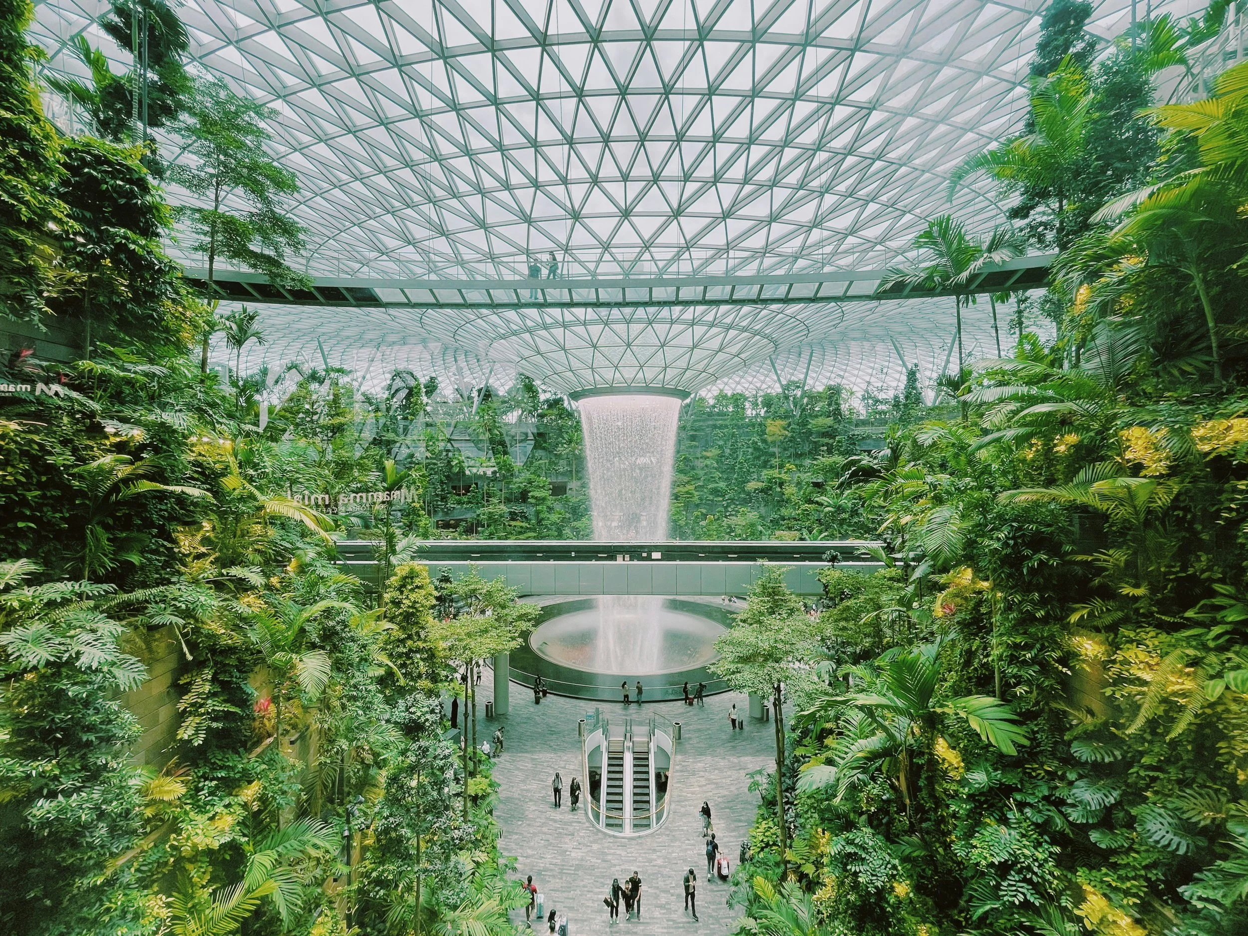 Atrakcje Singapuru: Lotnisko Changi, Wodospad Vortex, Jewel, Singapur.
