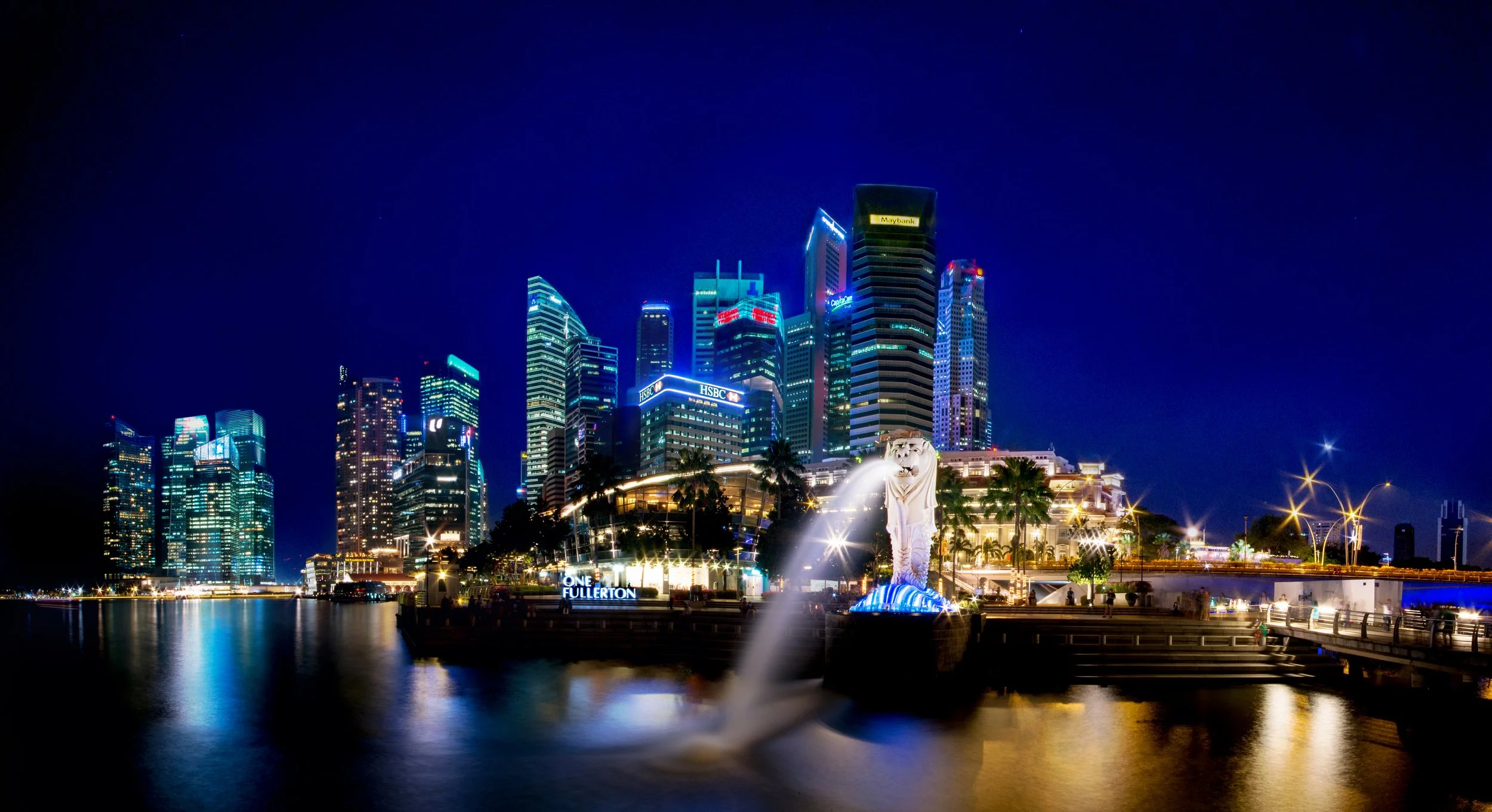 Atrakcje Singapuru:. Merlion, dzielnica biznesowa, Singapur po zmroku.